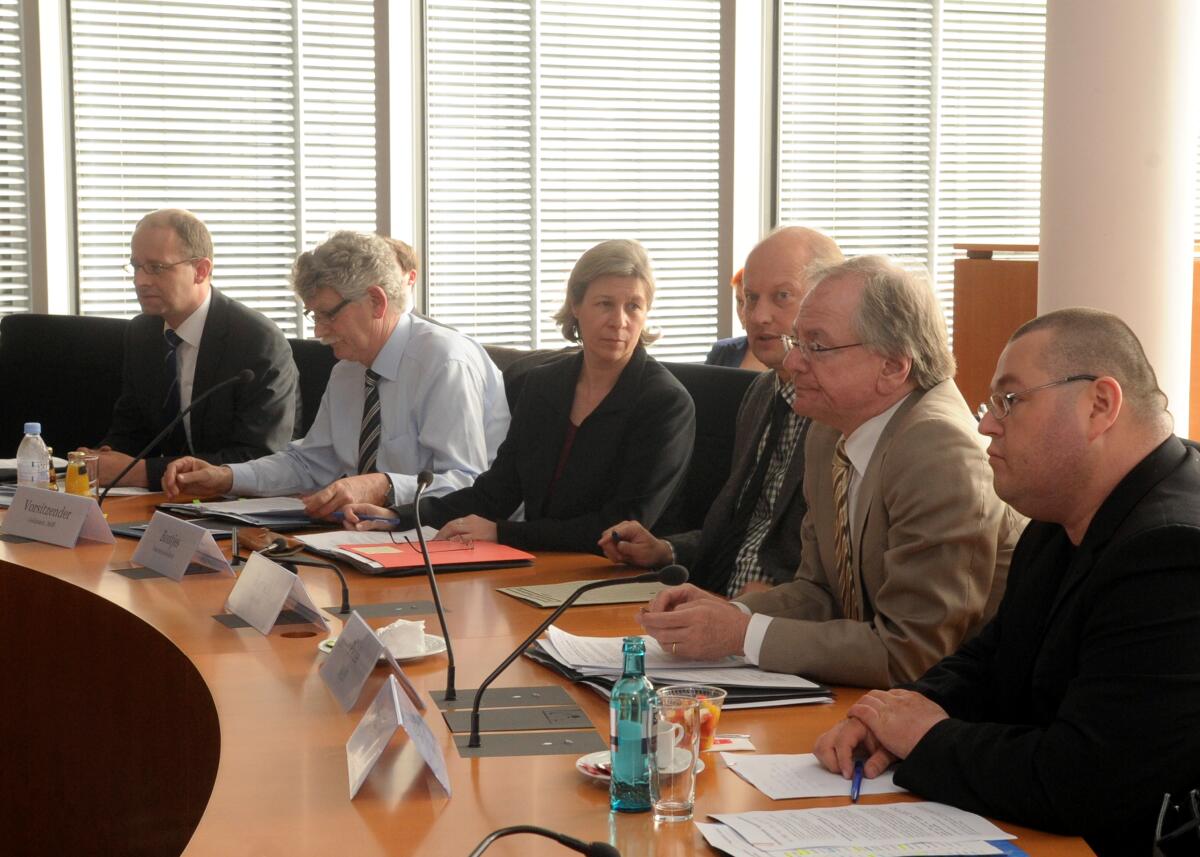 Goldmann, Hans-Michael Der Ausschuss des Deutschen Bundestages für Ernährung, Landwirtschaft und Verbraucherschutz, empfängt Mitglieder der Gemeinschaft deutscher Vogelzuchtverbände e. V.  zu einem Berichterstattergespräch. Den Vorsitz der Gesprächsrunde hat der Ausschussvorsitzende Hans-Michael Goldmann, (2.v.li), FDP.