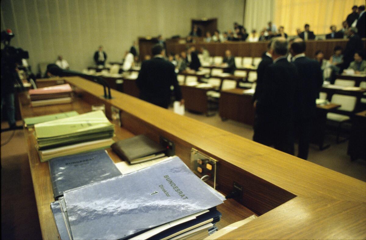 Sitzung des Bundesrats, Bonn. Blick in den Plenarsaal und auf den Tisch des Bundesratsdirektors.; Bundesrat, Sitzungssaal, Vorsitz, Akten Sitzung des Bundesrats, Bonn. Blick in den Plenarsaal und auf den Tisch des Bundesratsdirektors.; Bundesrat, Sitzungssaal, Vorsitz, Akten