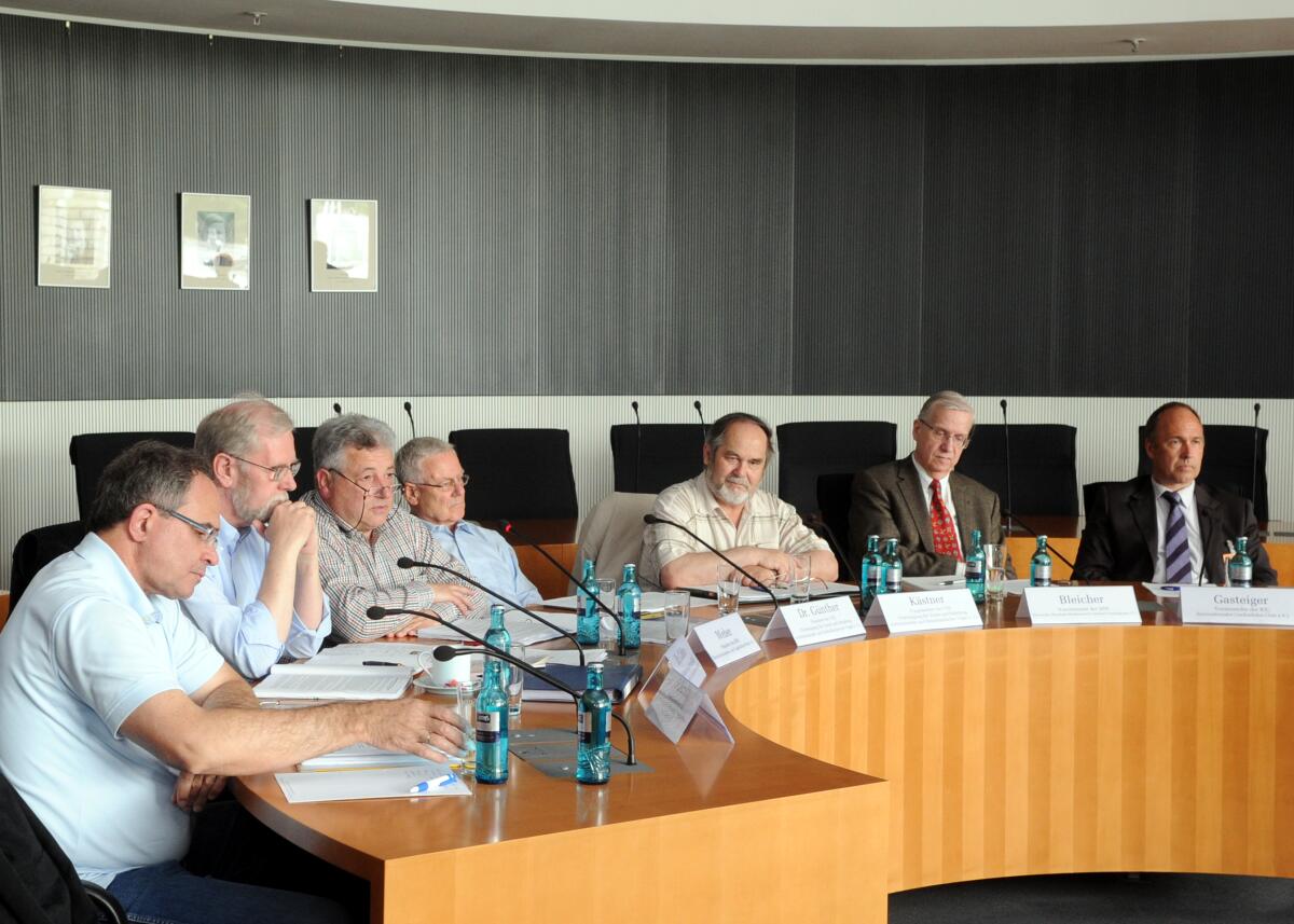  Der Ausschuss des Deutschen Bundestages für Ernährung, Landwirtschaft und Verbraucherschutz, empfängt Mitglieder der Gemeinschaft deutscher Vogelzuchtverbände e. V.  (hier im Bild) zu einem Berichterstattergespräch. Den Vorsitz der Gesprächsrunde hat der Ausschussvorsitzende Hans-Michael Goldmann, FDP.