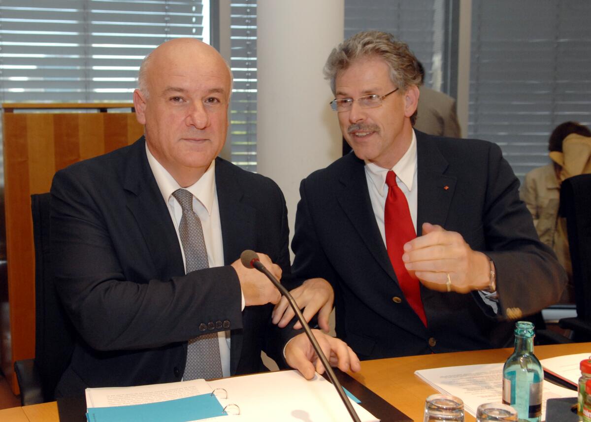 EU-Kommissar Joe Borg, (li), zu Gast im Ausschuss für Ernährung, Landwirtschaft und Verbraucherschutz im Deutschen Bundestag. Manfred Helmut Zöllmer, (re), SPD, MdB, leitet die Ausschusssitzung. Zöllmer, Manfred; Borg, Joe EU-Kommissar Joe Borg, (li), zu Gast im Ausschuss für Ernährung, Landwirtschaft und Verbraucherschutz im Deutschen Bundestag. Manfred Helmut Zöllmer, (re), SPD, MdB, leitet die Ausschusssitzung.