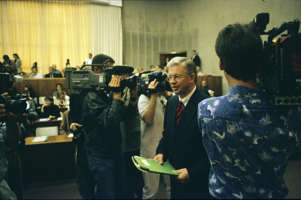 Koch, Roland Sitzung des Bundesrats, Bonn. Ministerpräsident von Hessen und Bundesratspräsident Roland Koch (CDU) umgeben von Kameraleuten und Fotografen; Bundesrat, Journalisten, Vorsitz, Vorsitzender