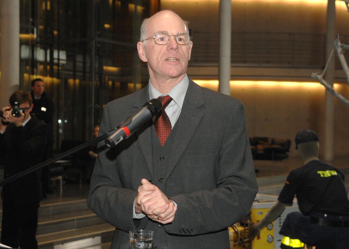 Bundestagspräsident Prof. Dr. Norbert Lammert, CDU/CSU, (hier im Bild), eröffnet in Anwesenheit des Präsidenten der Bundesanstalt Technisches Hilfswerk, Albrecht Broemme, des Parlamentarischen Staatssekretärs beim Bundesinnenministerium, Dr. Christoph Bergner, sowie des Präsidenten der THW-Bundesvereinigung e. V., Hans-Joachim Fuchtel, die Ausstellung "Faszination Helfen - 60 Jahre Technisches Hilfswerk" (THW). Lammert, Norbert Bundestagspräsident Prof. Dr. Norbert Lammert, CDU/CSU, (hier im Bild), eröffnet in Anwesenheit des Präsidenten der Bundesanstalt Technisches Hilfswerk, Albrecht Broemme, des Parlamentarischen Staatssekretärs beim Bundesinnenministerium, Dr. Christoph Bergner, sowie des Präsidenten der THW-Bundesvereinigung e. V., Hans-Joachim Fuchtel, die Ausstellung "Faszination Helfen - 60 Jahre Technisches Hilfswerk" (THW).