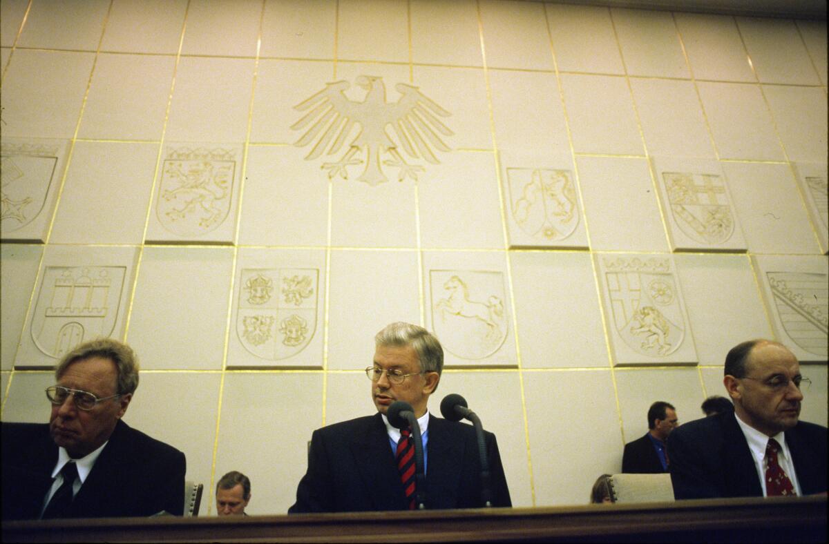 Koch, Roland; Oschatz, Georg-Berndt; Sauter, Alfred Sitzung des Bundesrats, Bonn. Vorsitzender Roland Koch (CDU), Ministerpräsident des Landes Hessen, mit Bundesratsdirektor Georg-Berndt Oschatz (CDU, 1.v.l.) und Schriftführer Alfred Sauter, Bayerischer Staatsminister der Justiz (CSU, 3.v.l.); Bundesrat, Vorsitz, Bundesratspräsident