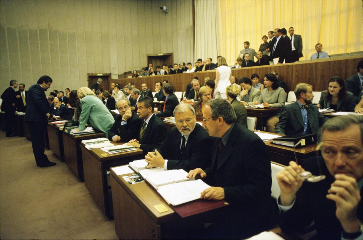 Ringstorff, Harald; Bocklet, Reinhold Sitzung des Bundesrats, Bonn. Blick in den Plenarsaal, Ministerpräsident und Justizminister von Mecklenburg-Vorpommern Harald Ringstorff (SPD, 3.v.r.) im Gespräch mit dem Bayrischen Staatsminister für Bundes- und Europaangelegenheiten Reinhold Bocklet (CSU, 2.v.r.).; Bundesrat, Sitzungssaal, Gespräch