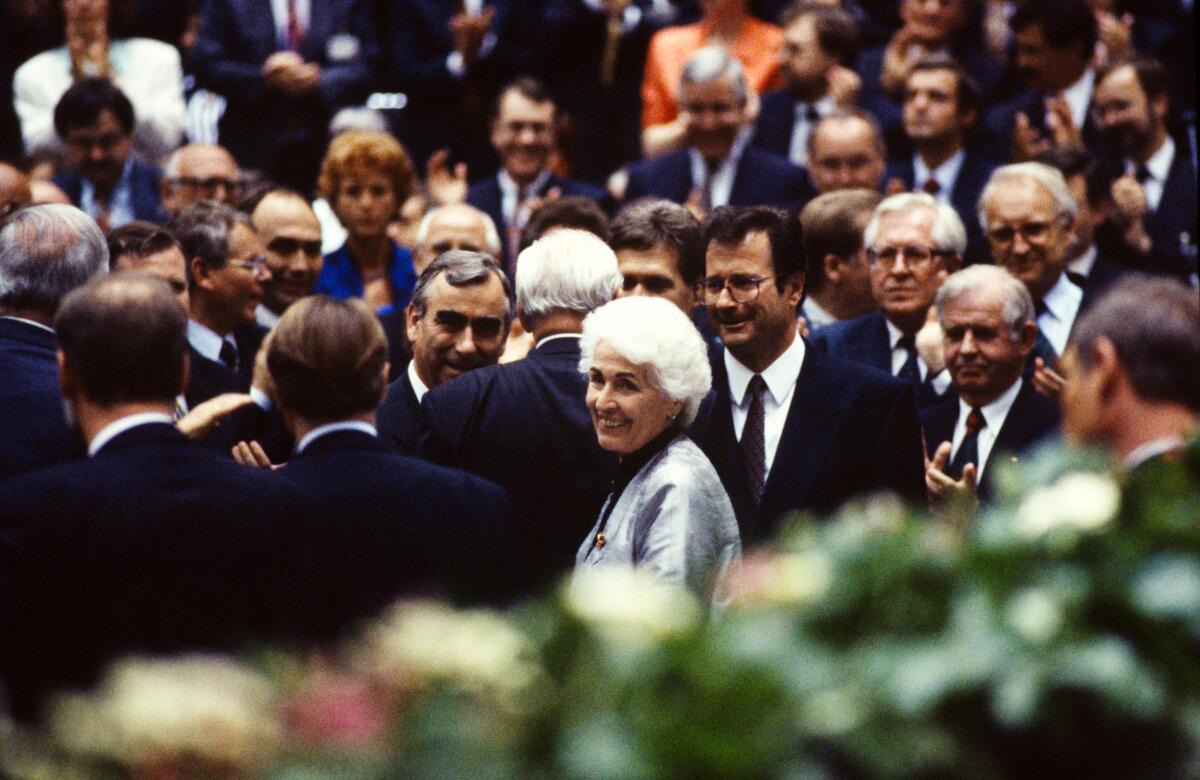 Wahl Roman Herzogs zum Bundespräsidenten, 10. Bundesversammlung am 23. Mai 1994 im Plenarsaal des Reichstagsgebäudes Berlin. Bad in der Menge der Gratulanten.; Bundesversammlung, Plenarsaal, Entscheidung, Gratulation, Beifall Herzog, Roman; Hamm-Brücher, Hildegard; Waigel, Theo; Kinkel, Klaus; Biedenkopf, Kurt Wahl Roman Herzogs zum Bundespräsidenten, 10. Bundesversammlung am 23. Mai 1994 im Plenarsaal des Reichstagsgebäudes Berlin. Bad in der Menge der Gratulanten.; Bundesversammlung, Plenarsaal, Entscheidung, Gratulation, Beifall