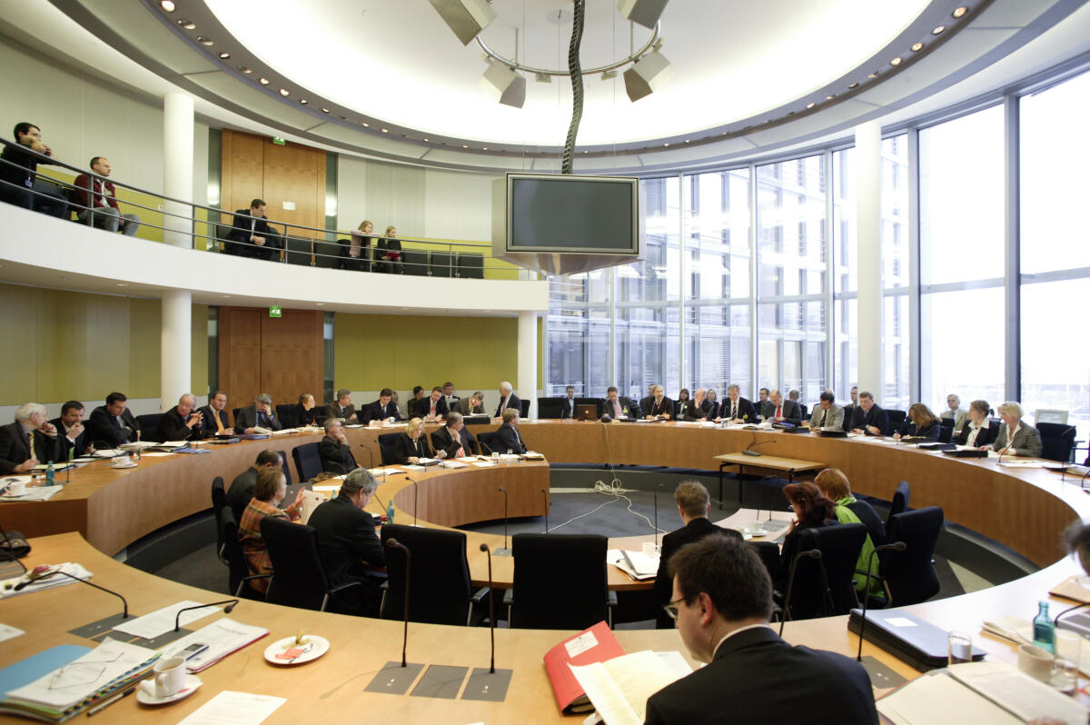  Blick in den Ausschusssaal.; Totale, Übersicht, Abgeordnete, MdB, Besuchergalerie, 4. Ausschusssitzung