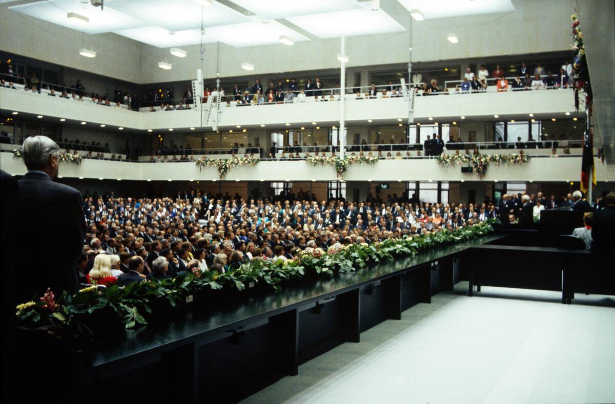 Wahl Roman Herzogs zum Bundespräsidenten, 10. Bundesversammlung am 23. Mai 1994 im vom Architekten Paul Baumgarten entworfenen Plenarsaal des Reichstagsgebäudes Berlin. Blick in den besetzten Plenarsaal, Roman Herzog am Rednerpult.; Bundesversammlung, Plenarsaal, Reichstag, Entscheidung, Ansprache Herzog, Roman Wahl Roman Herzogs zum Bundespräsidenten, 10. Bundesversammlung am 23. Mai 1994 im vom Architekten Paul Baumgarten entworfenen Plenarsaal des Reichstagsgebäudes Berlin. Blick in den besetzten Plenarsaal, Roman Herzog am Rednerpult.; Bundesversammlung, Plenarsaal, Reichstag, Entscheidung, Ansprache
