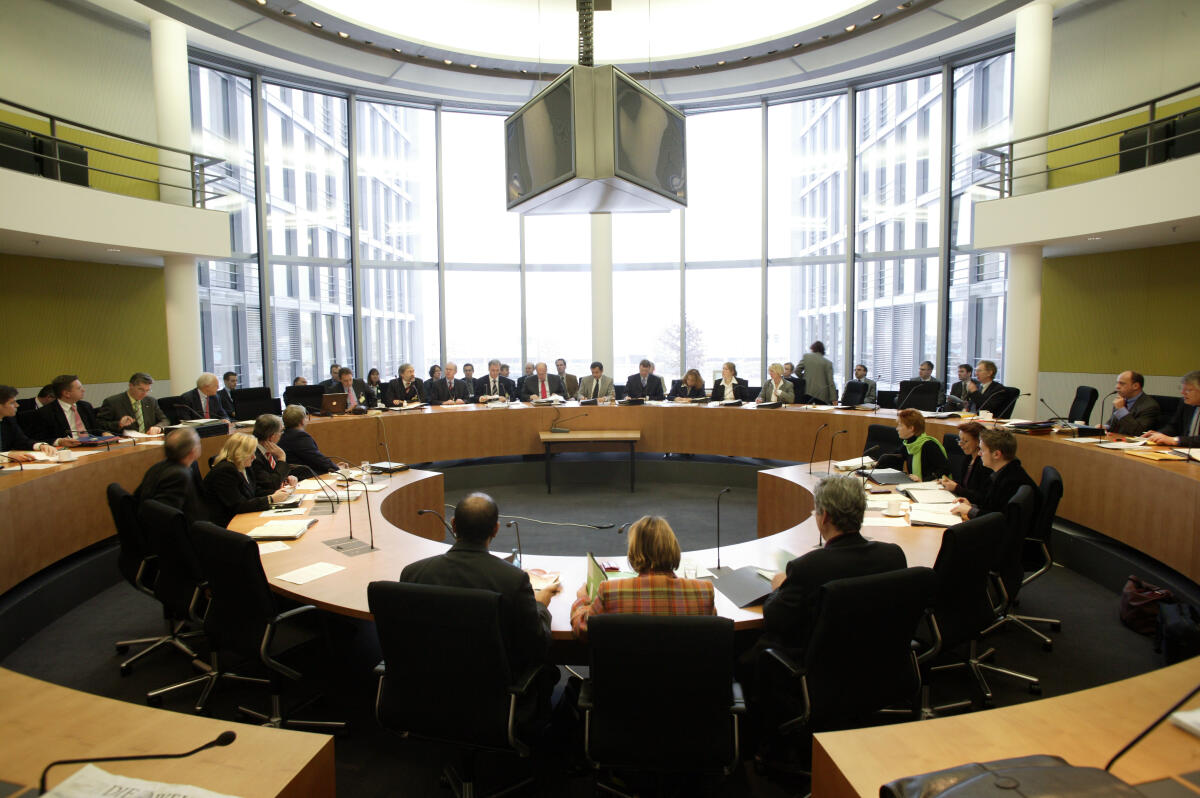  Blick in den Ausschusssaal.; Totale, Übersicht, Abgeordnete, MdB, Besuchergalerie, 4. Ausschusssitzung