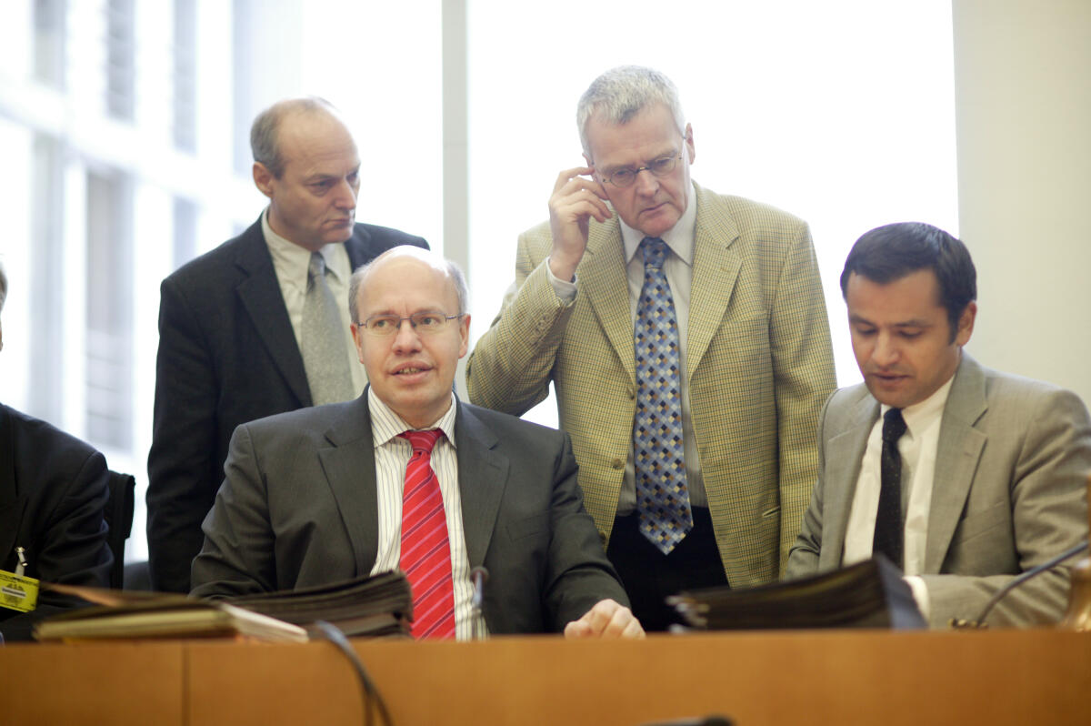 Altmaier, Peter; Edathy, Sebastian; Schindler, Tilmann; Knaack, Gerhard Vorne: Peter Altmaier (li.), CDU/CSU, Parlamentarischer Staatssekretär beim Bundesministerium des Innern und Sebastian Edathy, SPD, Ausschussvorsitzender, rechts, Ordentliches Ausschussmitglied, während der 4. Ausschusssitzung.; Dahinter: Gerhard Schindler (li.) und Tilmann Knaack, Mitarbeiter des Bundesministeriums des Innern.; Abgeordnete, MdB