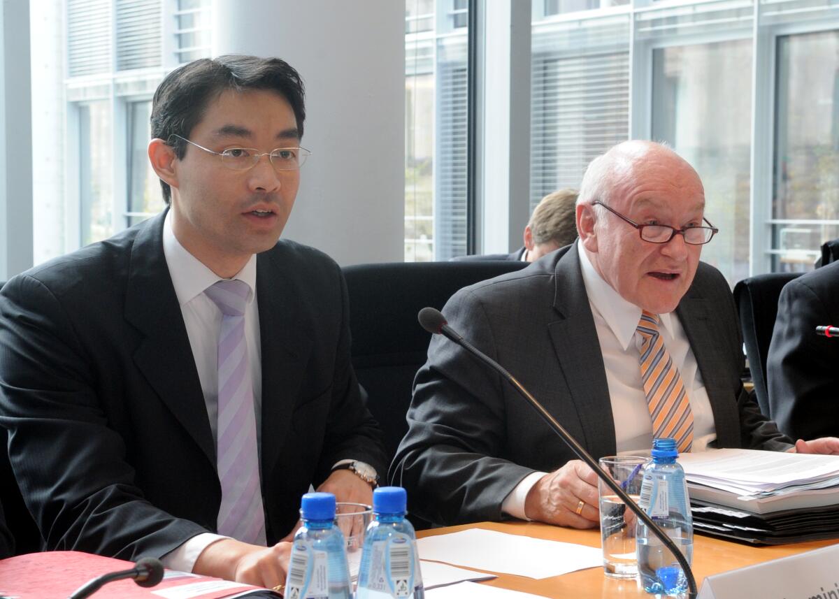 Hinsken, Ernst; Rösler, Philipp Der Bundesminister für Wirtschaft und Technologie, Dr. Philipp Rösler, (li), FDP, ist zu Gast im Ausschuss des Deutschen Bundestages für Wirtschaft und Technologie. Die Ausschussitzung wird von dem Vorsitzenden, Ernst Hinsken, (re), CDU/CSU, geleitet.