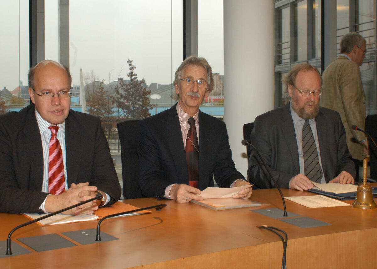 Konstituierung des Innenausschusses; Bundestagsvizepräsident Wolfgang Thierse, SPD, (rechts) , Leiter der Parlamentarischen Dienste MD Friedhelm Maier (mitte), und Peter Altmaier, CDU/CSU Thierse, Wolfgang; Altmaier, Peter; Maier, Friedhelm Konstituierung des Innenausschusses; Bundestagsvizepräsident Wolfgang Thierse, SPD, (rechts) , Leiter der Parlamentarischen Dienste MD Friedhelm Maier (mitte), und Peter Altmaier, CDU/CSU