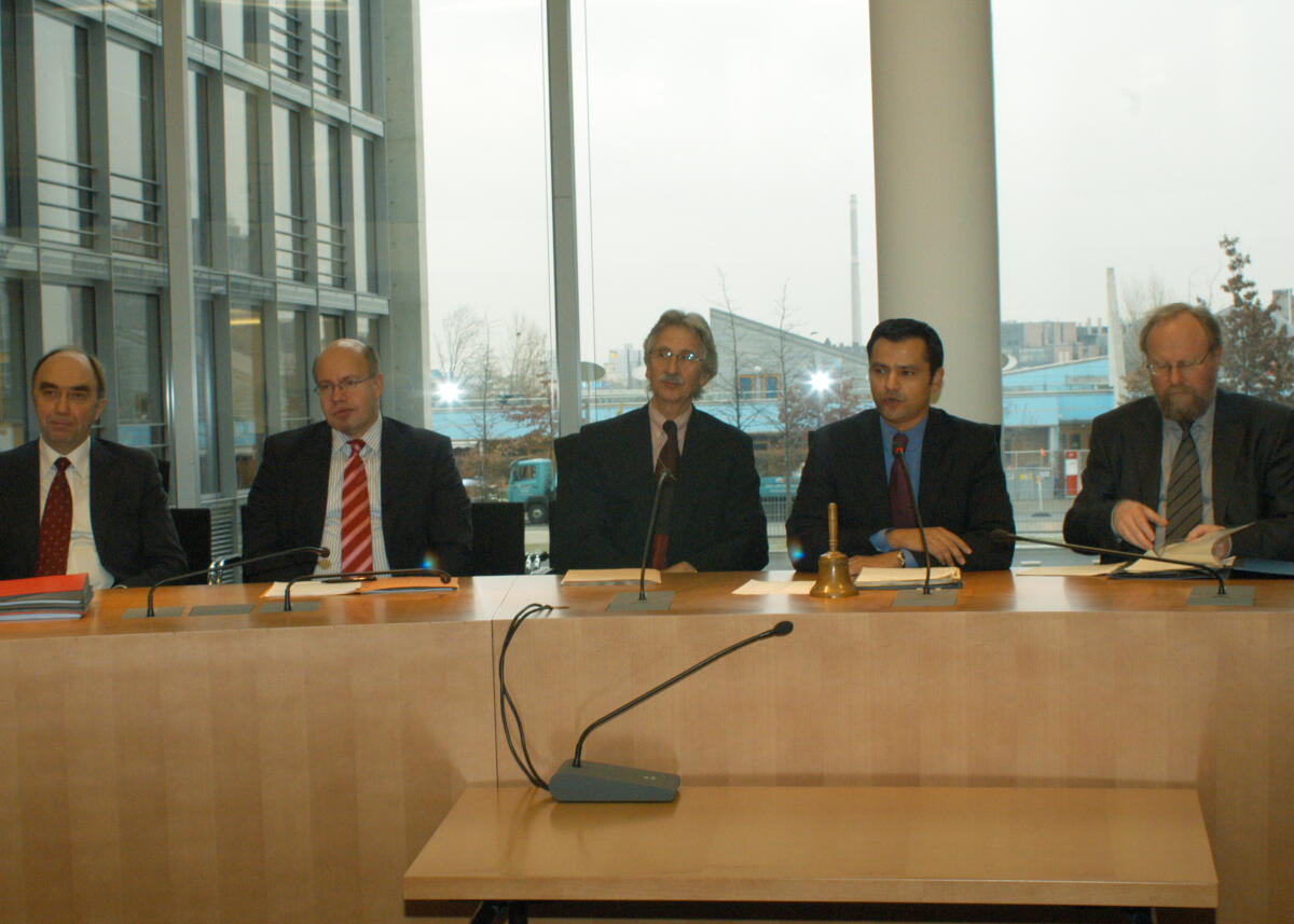 Konstituierung des Innenausschusses; v.r.n.l.: Bundestagsvizepräsident Wolfgang Thierse, SPD, Ausschussvorsitzende Sebastian Edathy, SPD, Leiter der Parlamentarischen Dienste MD Friedhelm Maier , Peter Altmaier, CDU/CSU, und Dr. Christoph Bergner, CDU/CSU Thierse, Wolfgang; Edathy, Sebastian; Maier, Friedhelm; Altmaier, Peter; Bergner, Christoph Konstituierung des Innenausschusses; v.r.n.l.: Bundestagsvizepräsident Wolfgang Thierse, SPD, Ausschussvorsitzende Sebastian Edathy, SPD, Leiter der Parlamentarischen Dienste MD Friedhelm Maier , Peter Altmaier, CDU/CSU, und Dr. Christoph Bergner, CDU/CSU