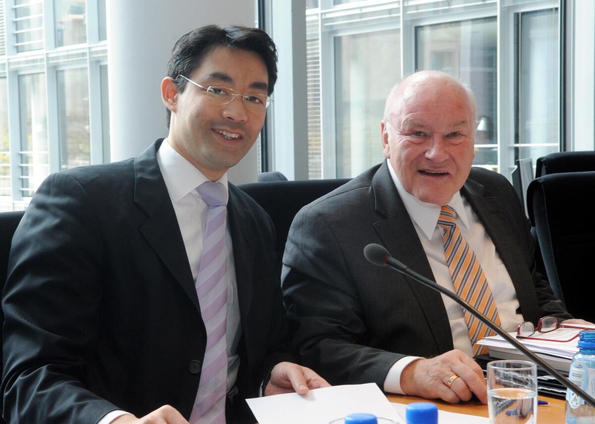 Hinsken, Ernst; Rösler, Philipp Der Bundesminister für Wirtschaft und Technologie, Dr. Philipp Rösler, (li), FDP, ist zu Gast im Ausschuss des Deutschen Bundestages für Wirtschaft und Technologie. Die Ausschussitzung wird von dem Vorsitzenden, Ernst Hinsken, (re), CDU/CSU, geleitet.