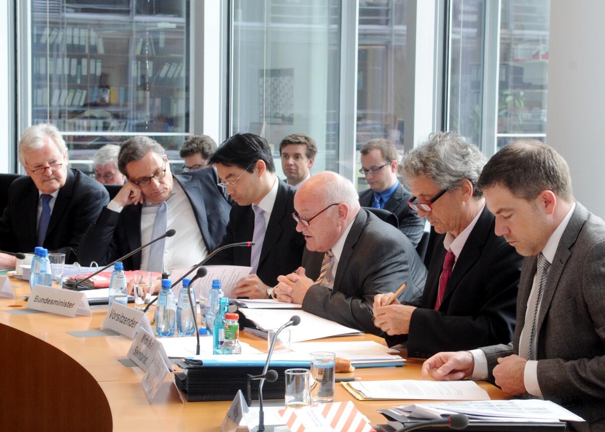 Der Bundesminister für Wirtschaft und Technologie, Dr. Philipp Rösler, (3.v.li), FDP, ist zu Gast im Ausschuss des Deutschen Bundestages für Wirtschaft und Technologie. Die Ausschussitzung wird von dem Vorsitzenden, Ernst Hinsken, (3.v.re), CDU/CSU, geleitet.; Übersicht. Hinsken, Ernst; Rösler, Philipp Der Bundesminister für Wirtschaft und Technologie, Dr. Philipp Rösler, (3.v.li), FDP, ist zu Gast im Ausschuss des Deutschen Bundestages für Wirtschaft und Technologie. Die Ausschussitzung wird von dem Vorsitzenden, Ernst Hinsken, (3.v.re), CDU/CSU, geleitet.; Übersicht.