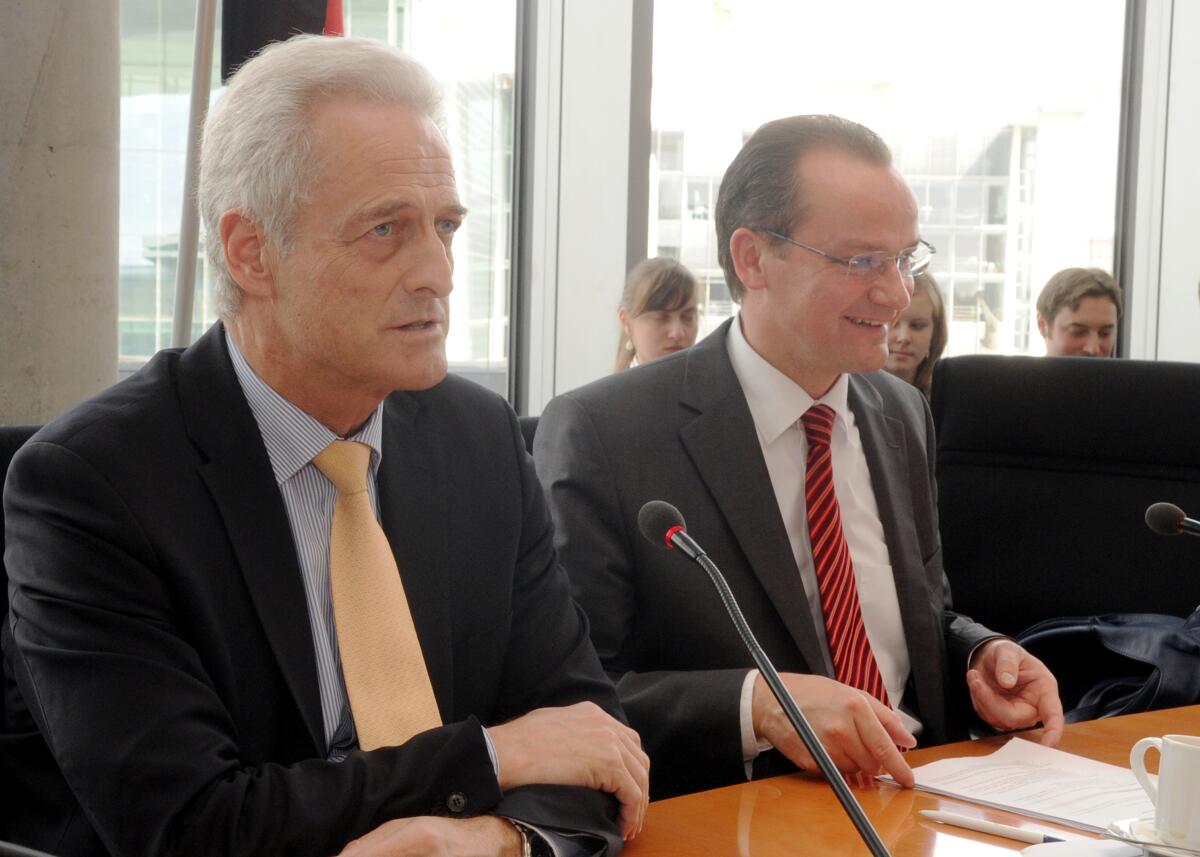Dr. Peter Ramsauer, (li), CDU/CSU, Bundesminister für Verkehr, Bau und Stadtentwicklung, ist zu Gast im Ausschuss des Deutschen Bundestages für die Angelegenheiten der Europäischen Union. Die Ausschusssitzung wird von dem Ausschussvorsitzenden Gunther Krichbaum, (re), CDU/CSU, geleitet. Krichbaum, Gunther; Ramsauer, Peter Dr. Peter Ramsauer, (li), CDU/CSU, Bundesminister für Verkehr, Bau und Stadtentwicklung, ist zu Gast im Ausschuss des Deutschen Bundestages für die Angelegenheiten der Europäischen Union. Die Ausschusssitzung wird von dem Ausschussvorsitzenden Gunther Krichbaum, (re), CDU/CSU, geleitet.