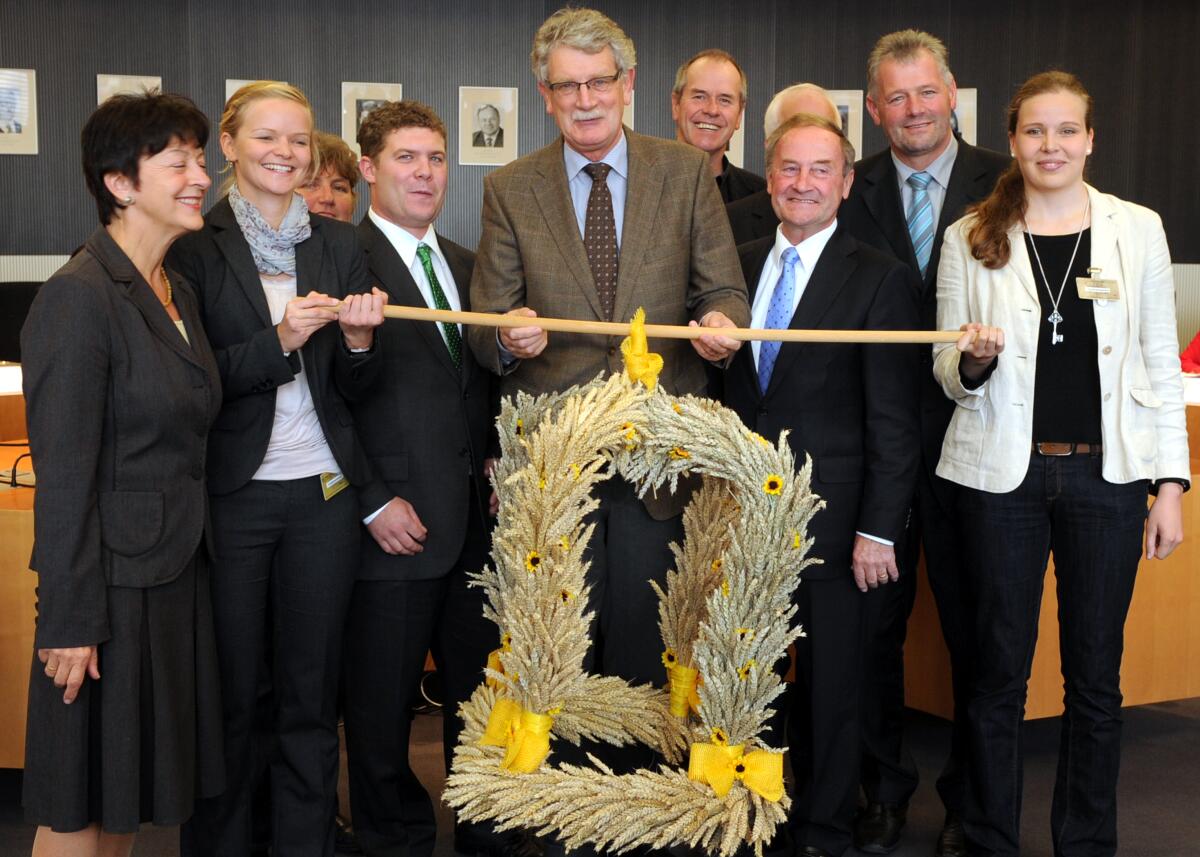 Goldmann, Hans-Michael Vetreter des Bundes der Deutschen Landjugend, dies Mal aus dem Saarland, überreichen dem Ausschuss des Deutschen Bundestages für Ernährung, Landwirtschaft und Verbraucherschutz, die Erntekrone. Hier ein Gruppenfoto mit dem Vorsitzenden des Ausschusses, Hans-Michael Goldmann, (mitte), FDP, den Obleuten der einzelnen Fraktionen und der Landjugend.