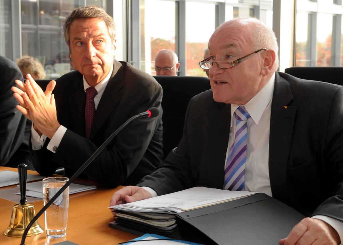 Ernst Hinsken, (re), CDU/CSU, Vorsitzender des Ausschusses des Deutschen Bundestages für Wirtschaft und Technologie, begrüßt den Vorstandsvorsitzenden der KfW Bankengruppe, Dr. Ulrich Schröder, (li), im Ausschuss. Hinsken, Ernst; Schröder, Ulrich Ernst Hinsken, (re), CDU/CSU, Vorsitzender des Ausschusses des Deutschen Bundestages für Wirtschaft und Technologie, begrüßt den Vorstandsvorsitzenden der KfW Bankengruppe, Dr. Ulrich Schröder, (li), im Ausschuss.