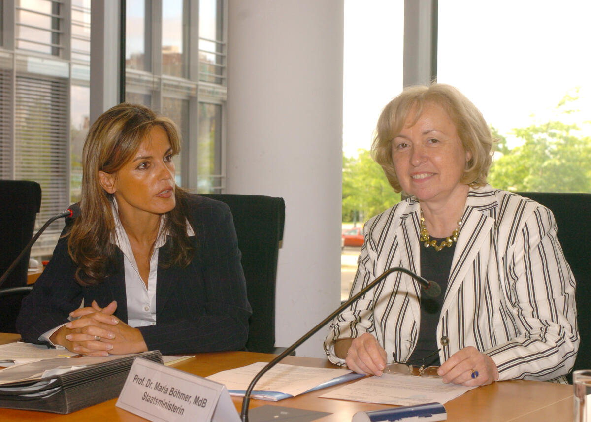 Noll, Michaela; Böhmer, Maria Die Kinderkommission des Deutschen Bundestages bei ihrer 7. Sitzung. Die Vorsitzende des Ausschusses, Michaela Noll, CDU/CSU, (li.), hat die Beauftragte der Bundesregierung für Migration, Flüchtlinge und Integration, Frau Staatsministerin  Prof. Dr. Maria Böhmer, MdB, CDU/CSU, (re.), eingeladen.