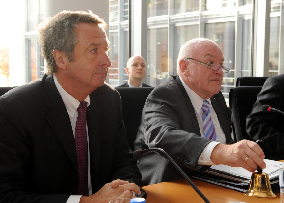 Ernst Hinsken, (re), CDU/CSU, Vorsitzender des Ausschusses des Deutschen Bundestages für Wirtschaft und Technologie, begrüßt den Vorstandsvorsitzenden der KfW Bankengruppe, Dr. Ulrich Schröder, (li), im Ausschuss. Hinsken, Ernst; Schröder, Ulrich Ernst Hinsken, (re), CDU/CSU, Vorsitzender des Ausschusses des Deutschen Bundestages für Wirtschaft und Technologie, begrüßt den Vorstandsvorsitzenden der KfW Bankengruppe, Dr. Ulrich Schröder, (li), im Ausschuss.