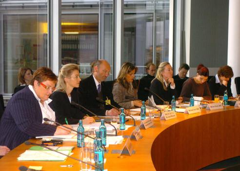 Rupprecht, Marlene; Leyen, Ursula von der; Wiesner, Reinhard; Noll, Michaela; Gruß, Miriam; Golze, Diana; Deligöz, Ekin Paul-Löbe-Haus, Sitzungssaal