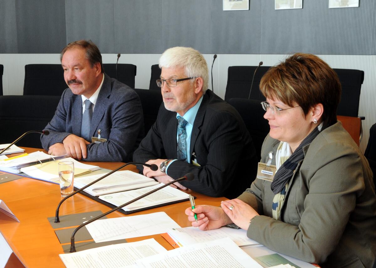 Der Ausschuss des Deutschen Bundestages für Ernährung, Landwirtschaft und Verbraucherschutz, hat ein Gespräch mit Mitgliedern (hier im Bild) des Bundesverbandes der Lebensmittelkontrolleure e. V. Die Gesprächsrunde, an der zahlreiche Mitglieder des Bundestages teilnehmen, wie hier im Bild Dr. Wilhelm Priesmeier, SPD, und Karin Binder, DIE LINKE, wird von Elvira Drobinski-Weiß, SPD, geleitet. Der Ausschuss des Deutschen Bundestages für Ernährung, Landwirtschaft und Verbraucherschutz, hat ein Gespräch mit Mitgliedern (hier im Bild) des Bundesverbandes der Lebensmittelkontrolleure e. V. Die Gesprächsrunde, an der zahlreiche Mitglieder des Bundestages teilnehmen, wie hier im Bild Dr. Wilhelm Priesmeier, SPD, und Karin Binder, DIE LINKE, wird von Elvira Drobinski-Weiß, SPD, geleitet.