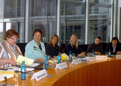 Zypries, Brigitte; Rupprecht, Marlene; Noll, Michaela; Gruß, Miriam; Golze, Diana; Deligöz, Ekin Paul-Löbe-Haus, Sitzungssaal