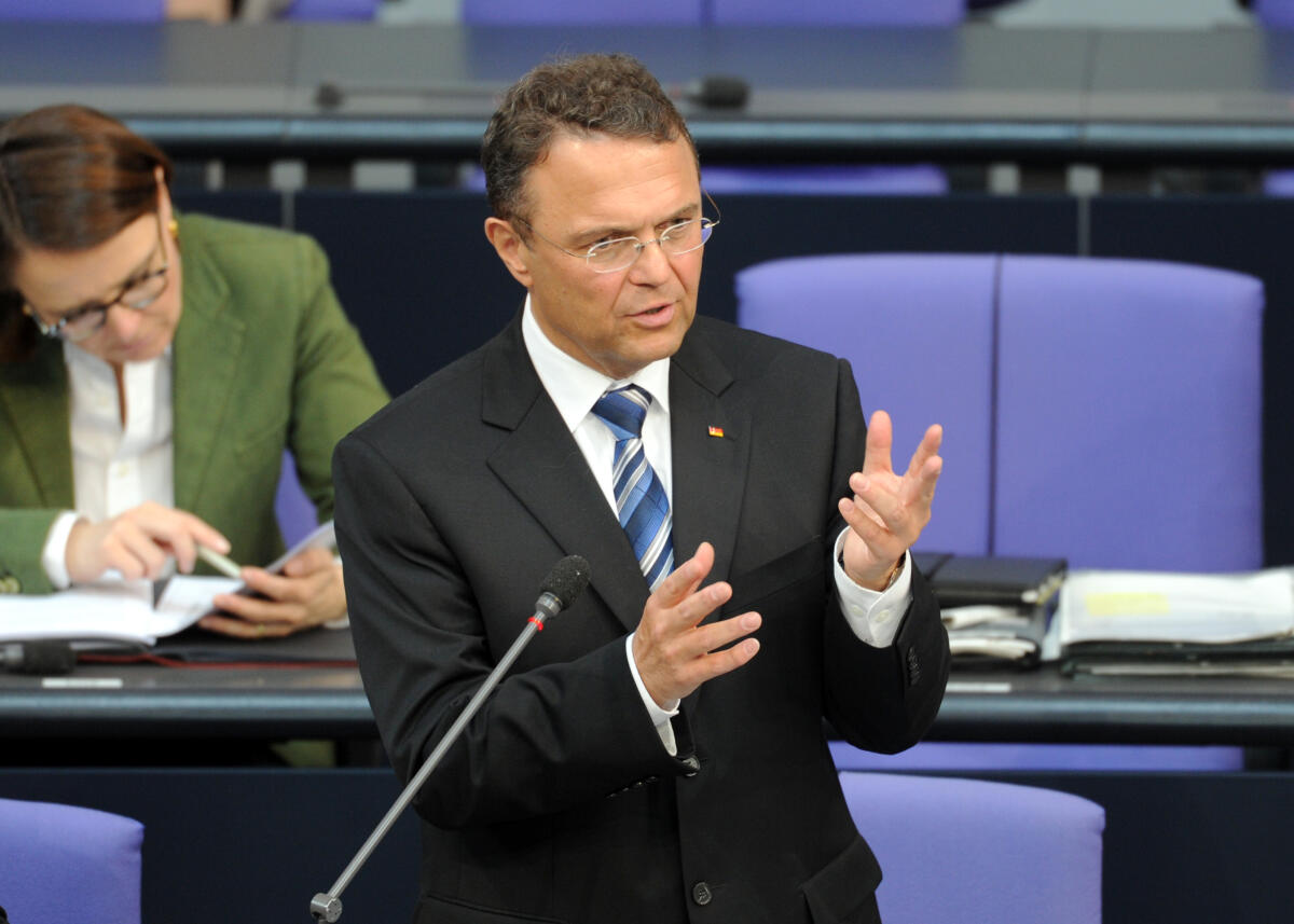 Bundesminister Hans-Peter Friedrich bei der Befragung der Bundesregierung, 174. Sitzung des Deutschen Bundestages vom 25. April 2012 Friedrich, Hans-Peter Bundesminister Hans-Peter Friedrich bei der Befragung der Bundesregierung, 174. Sitzung des Deutschen Bundestages vom 25. April 2012