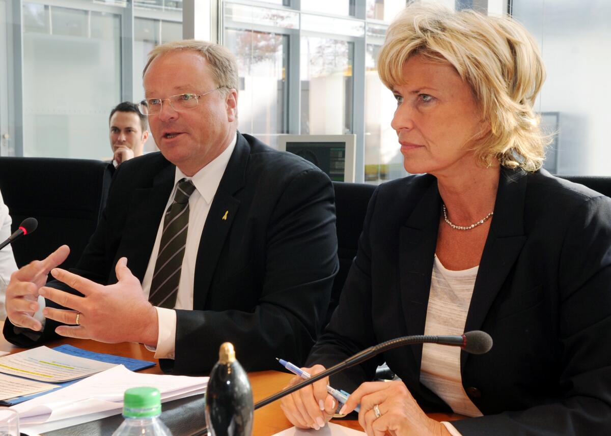 Dagmar Wöhrl, CDU/CSU, Vorsitzende des Ausschusses des Deutschen Bundestages für wirtschaftliche Zusammenarbeit und Entwicklung, begrüßt Dirk Niebel, FDP, Bundesminister für wirtschaftliche Zusammenarbeit und Entwicklung, im Ausschuss. Niebel, Dirk; Wöhrl, Dagmar G. Dagmar Wöhrl, CDU/CSU, Vorsitzende des Ausschusses des Deutschen Bundestages für wirtschaftliche Zusammenarbeit und Entwicklung, begrüßt Dirk Niebel, FDP, Bundesminister für wirtschaftliche Zusammenarbeit und Entwicklung, im Ausschuss.