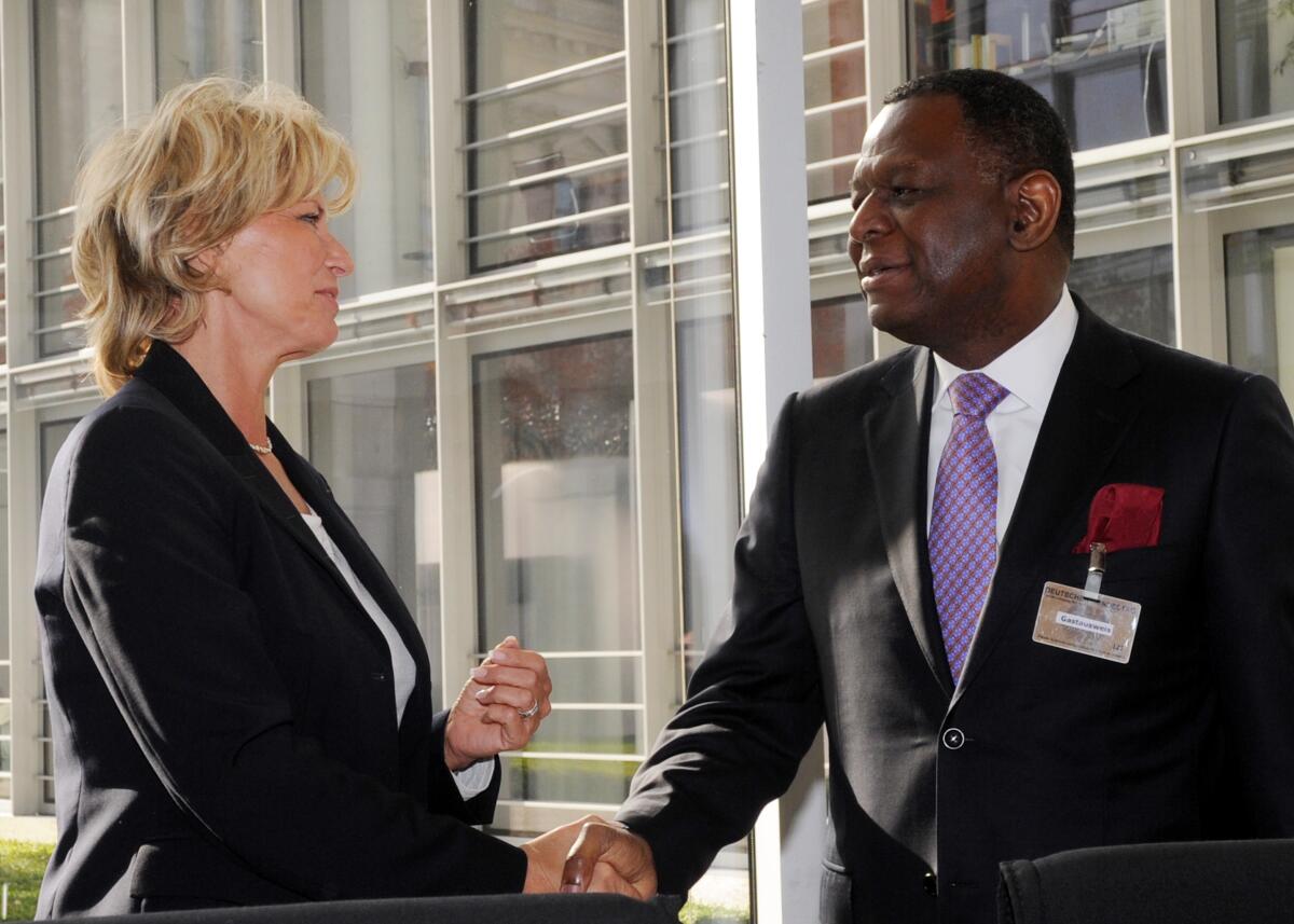 Osotimehin, Babatunde; Wöhrl, Dagmar G. Dagmar Wöhrl, CDU/CSU, Vorsitzende des Ausschusses des Deutschen Bundestages für wirtschaftliche Zusammenarbeit und Entwicklung, begrüßt Dr. Babatunde Osotimehin, Generaldirektor von UNFPA, im Ausschuss.