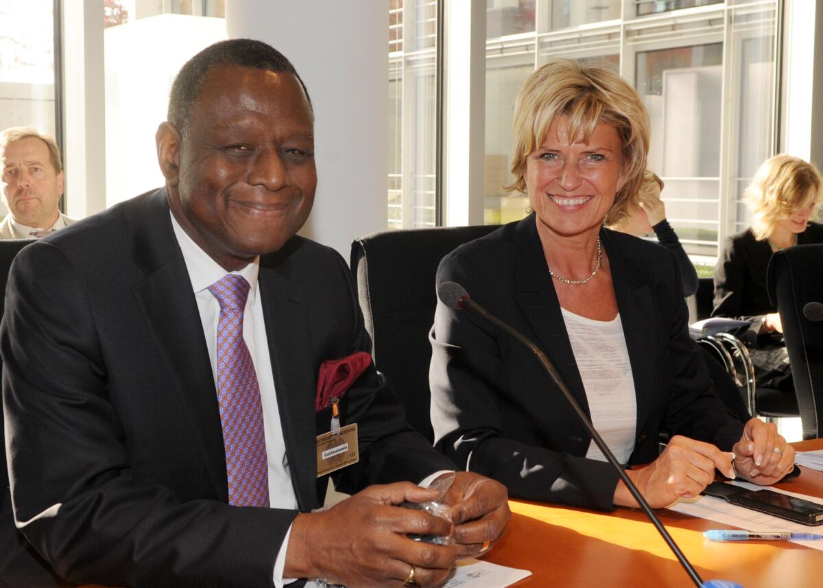 Osotimehin, Babatunde; Wöhrl, Dagmar G. Dagmar Wöhrl, CDU/CSU, Vorsitzende des Ausschusses des Deutschen Bundestages für wirtschaftliche Zusammenarbeit und Entwicklung, begrüßt Dr. Babatunde Osotimehin, Generaldirektor von UNFPA, im Ausschuss.