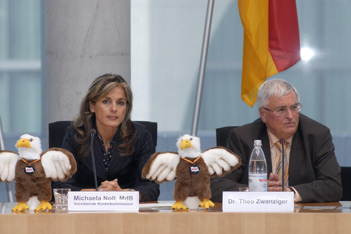 Noll, Michaela; Zwanziger, Theo Kindersportgipfel im Deutschen Bundestag. Die Vorsitzende der Kinderkommission Michaela Noll begrüsst 32 Kinder aus den einzelnen Fussballnationen.; Michaela Noll, CDU/CSU und  Dr. Theo Zwanziger, Präsident des DFB.; Abgeordnete, MdB, CDU/CSU-Fraktion, Adler, das Maskottchen der Kinderkommission, Plüschtier