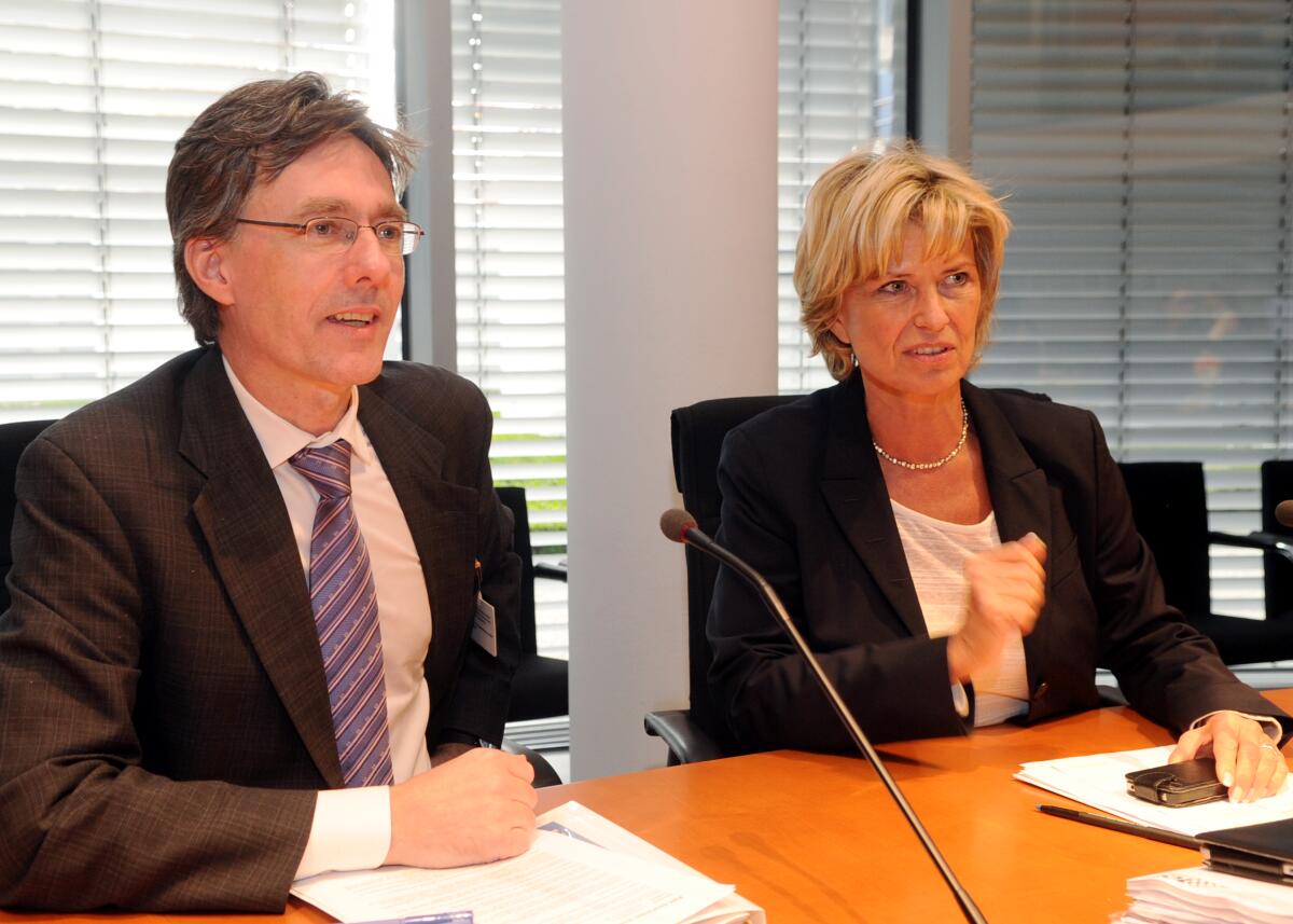 Amsberg, Joachim; Wöhrl, Dagmar G. Dagmar Wöhrl, CDU/CSU, Vorsitzende des Ausschusses des Deutschen Bundestages für wirtschaftliche Zusammenarbeit und Entwicklung, begrüßt Joachim von Amsberg, Vizepräsident der Weltbank, im Ausschuss.