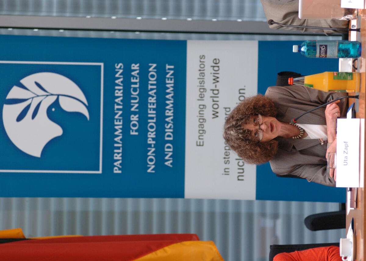 Zapf, Uta Sitzung des Unterausschusses für Abrüstung und Rüstungskontrolle im Deutschen Bundestag. Uta Zapf, MdB, SPD.