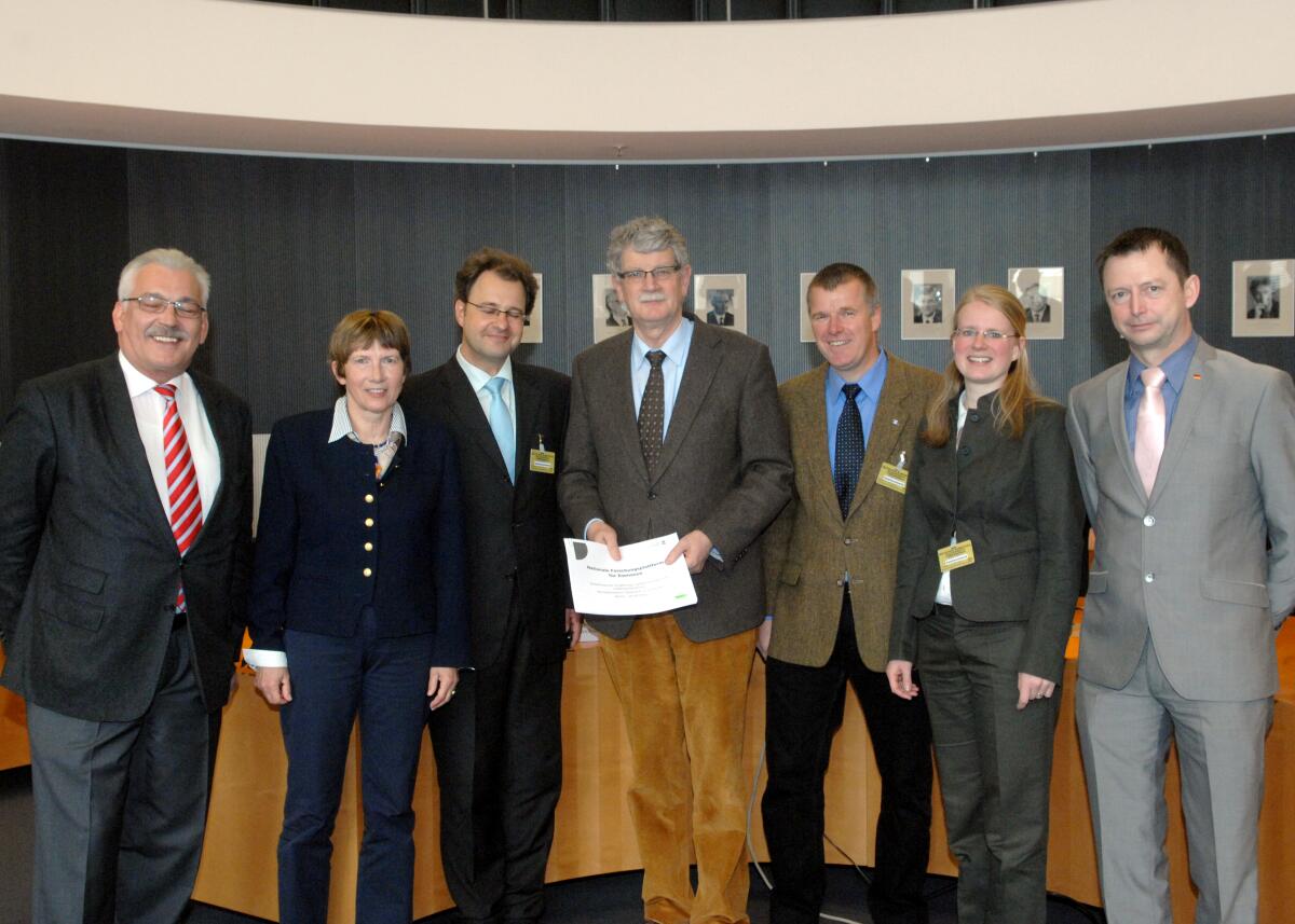 Der Ausschuss des Deutschen Bundestages für Ernährung, Landwirtschaft und Verbraucherschutz, hat mit dem Verein Technologie- und Methodenplattform für die vernetzte medizinische Forschung e. V. (TMF) ein Berichterstattergespräch. Dieses leitet der Vorsitzende des Ausschusses, Hans-Michael Goldmann, FDP. Gruppenfoto von links: Wilhelm Priesmeier, SPD, Christel Happach-Kasan, FDP, Hans-Michael Goldmann (mitte), Dieter Stier, CDU/CSU. Goldmann, Hans-Michael; Priesmeier, Wilhelm; Happach-Kasan, Christel; Stier, Dieter Der Ausschuss des Deutschen Bundestages für Ernährung, Landwirtschaft und Verbraucherschutz, hat mit dem Verein Technologie- und Methodenplattform für die vernetzte medizinische Forschung e. V. (TMF) ein Berichterstattergespräch. Dieses leitet der Vorsitzende des Ausschusses, Hans-Michael Goldmann, FDP. Gruppenfoto von links: Wilhelm Priesmeier, SPD, Christel Happach-Kasan, FDP, Hans-Michael Goldmann (mitte), Dieter Stier, CDU/CSU.