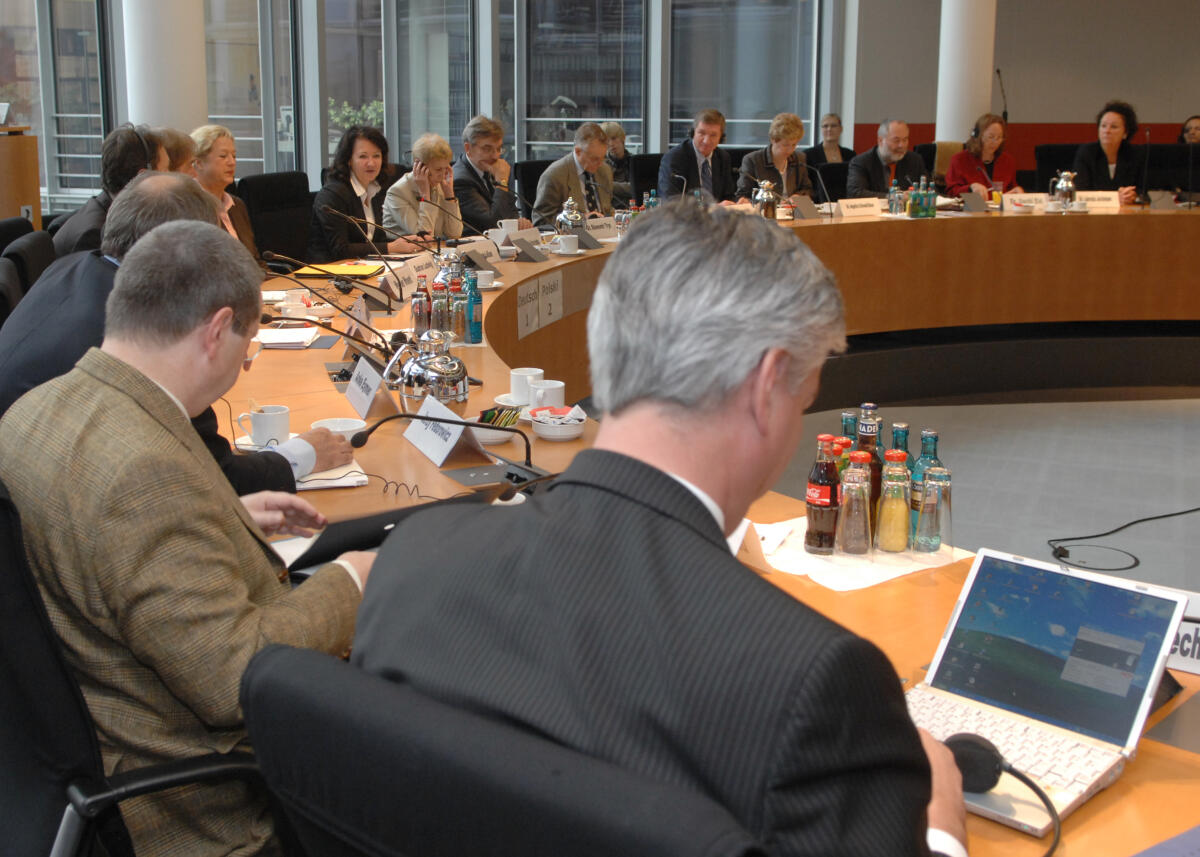  Unter der Leitung der Vorsitzenden Angelika Krüger-Leißner, (9.v.re.), SPD, findet eine gemeinsame Sitzung des Unterausschusses für Auswärtige Kultur und Bildungspolitik im Auswärtigen Ausschuss des Deutschen Bundestages und dem Ausschuss für Kultur und Medien des Sejm der Republik Polen, statt.; Übersicht.