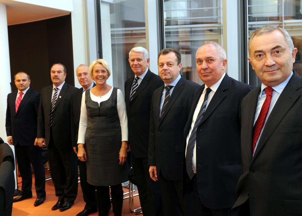 Dr. h. c. Susanne Kastner, SPD, Vorsitzende des Verteidigungsausschusses des Deutschen Bundestages empfängt eine Delegation der Ausschüsse für Verteidigung, Staatsordnung und nationale Sicherheit der Abgeordnetenkammer des rumänischen Parlaments sowie des Senats.; Gruppenfoto Kastner, Susanne Dr. h. c. Susanne Kastner, SPD, Vorsitzende des Verteidigungsausschusses des Deutschen Bundestages empfängt eine Delegation der Ausschüsse für Verteidigung, Staatsordnung und nationale Sicherheit der Abgeordnetenkammer des rumänischen Parlaments sowie des Senats.; Gruppenfoto