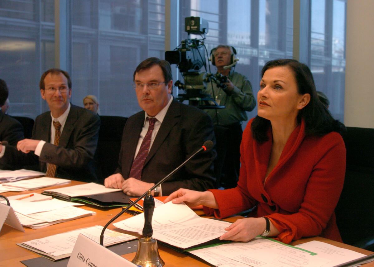 Connemann, Gitta Sitzung der Enquete-Kommission "Kultur in Deutschland" des Deutschen Bundestages.  Thema: Öffentliche Anhörung zu "Kollektive Wahrnehmung von Urheberrechten und verwandter Schutzrechte" mit einer Vielzahl von Experten aus dem In- und Ausland. Die Ausschussvorsitzende Gitta Connemann, CDU/CSU, (re.), eröffnet die Sitzung.