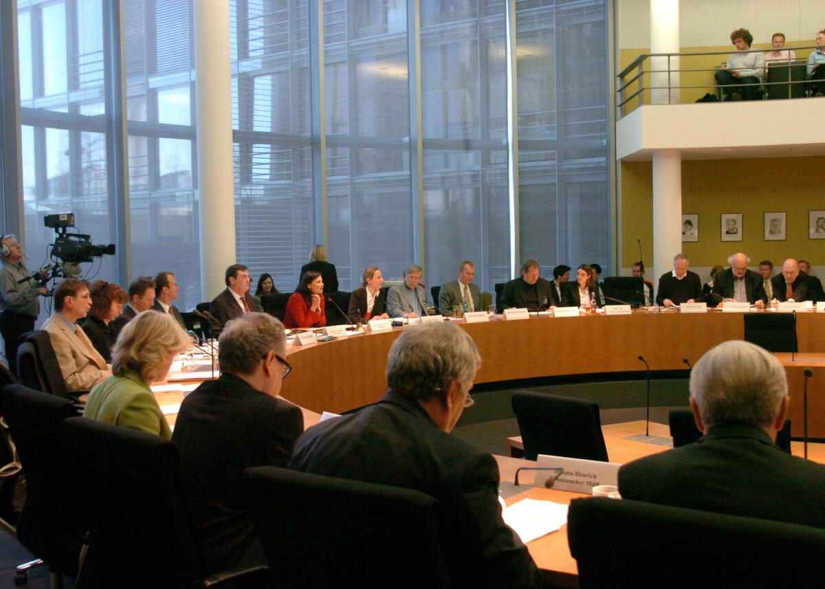  Sitzung der Enquete-Kommission "Kultur in Deutschland" des Deutschen Bundestages.  Thema: Öffentliche Anhörung zu "Kollektive Wahrnehmung von Urheberrechten und verwandter Schutzrechte" mit einer Vielzahl von Experten aus dem In- und Ausland.