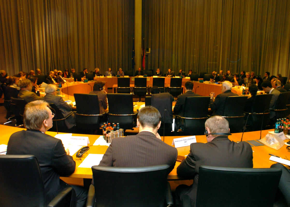 Thierse, Wolfgang Bundestagsvizepräsident  und Leiter der deutschen OSZE-Delegation Dr. h.c. Wolfgang Thierse begrüßt 100 Teilnehmer.; Die deutsche Delegation in der Parlamentarischen Versammlung der Organisation für Sicherheit und Zusammenarbeit in Europa (OSZE PV) veranstaltet  ein öffentliches Expertentreffen zum Thema Best Practices in Combating Anti-Semitism.