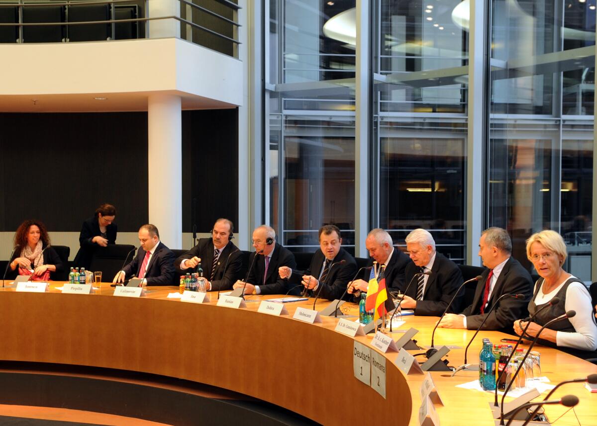 Delegation der Ausschüsse für Verteidigung, Staatsordnung und nationale Sicherheit der Abgeordnetenkammer des rumänischen Parlaments sowie des Senats ist zu einem Gespräch Gast im Verteidigungsausschuss des Deutschen Bundestages.; Übersicht. Delegation der Ausschüsse für Verteidigung, Staatsordnung und nationale Sicherheit der Abgeordnetenkammer des rumänischen Parlaments sowie des Senats ist zu einem Gespräch Gast im Verteidigungsausschuss des Deutschen Bundestages.; Übersicht.
