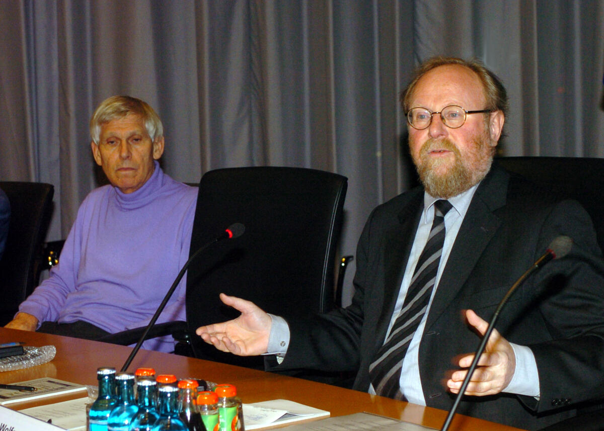 Bundestagsvizepräsident und Leiter der deutschen OSZE-Delegation Dr. h.c. Wolfgang Thierse, SPD, (re) begrüßt 100 Teilnehmer. Die deutsche Delegation in der Parlamentarischen Versammlung der Organisation für Sicherheit und Zusammenarbeit in Europa (OSZE PV) veranstaltet ein öffentliches Expertentreffen zum Thema Best Practices in Combating Anti-Semitism.; hier: Bundestagsvizepräsident Dr. h.c. Wolfgang Thierse, SPD, (re), und Prof. Gert Weisskirchen, SPD, (li) Thierse, Wolfgang; Weisskirchen, Gert Bundestagsvizepräsident und Leiter der deutschen OSZE-Delegation Dr. h.c. Wolfgang Thierse, SPD, (re) begrüßt 100 Teilnehmer. Die deutsche Delegation in der Parlamentarischen Versammlung der Organisation für Sicherheit und Zusammenarbeit in Europa (OSZE PV) veranstaltet ein öffentliches Expertentreffen zum Thema Best Practices in Combating Anti-Semitism.; hier: Bundestagsvizepräsident Dr. h.c. Wolfgang Thierse, SPD, (re), und Prof. Gert Weisskirchen, SPD, (li)