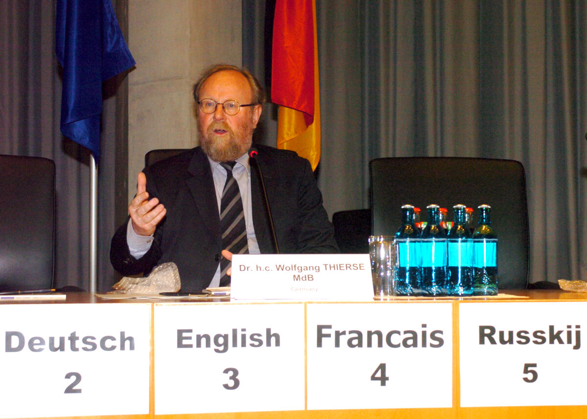 Thierse, Wolfgang Bundestagsvizepräsident  und Leiter der deutschen OSZE-Delegation Dr. h.c. Wolfgang Thierse begrüßt 100 Teilnehmer.; Die deutsche Delegation in der Parlamentarischen Versammlung der Organisation für Sicherheit und Zusammenarbeit in Europa (OSZE PV) veranstaltet  ein öffentliches Expertentreffen zum Thema Best Practices in Combating Anti-Semitism.