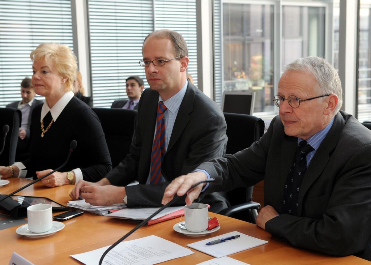 Koenigs, Tom Der Ausschuss des Deutschen Bundestages für Menschenrechte und humanitäre Hilfe hat ein Gespräch mit Mitgliedern der Organisationen Welthungerhilfe, Grünhelme e. V., Caro Deutschland, World Food Programme, World Vision Deutschland e. V., und Luftfahrt ohne Grenzen e. V. Das Gespräch wird von dem Ausschussvorsitzenden des Bundestagsausschusses, Tom Koenigs, (hier rechts im Bild), Bündnis 90/Die Grünen, geleitet.