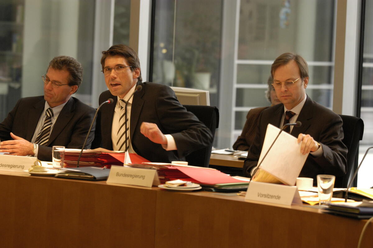 von links : Mitarbeiter des Bundesministerium für Bildung und Forschung, Andreas Storm, CDU/CSU, Parlamentarischer Staatssekretär beim BM f. Bildung und Forschung und Thomas Rachel, CDU/CSU, Parlamentarischer Staatssekretär beim BM f. Bildung und Forschung, während der 4. Ausschusssitzung.; Abgeordnete, MdB, CDU/CSU-Fraktion Storm, Andreas; Rachel, Thomas von links : Mitarbeiter des Bundesministerium für Bildung und Forschung, Andreas Storm, CDU/CSU, Parlamentarischer Staatssekretär beim BM f. Bildung und Forschung und Thomas Rachel, CDU/CSU, Parlamentarischer Staatssekretär beim BM f. Bildung und Forschung, während der 4. Ausschusssitzung.; Abgeordnete, MdB, CDU/CSU-Fraktion