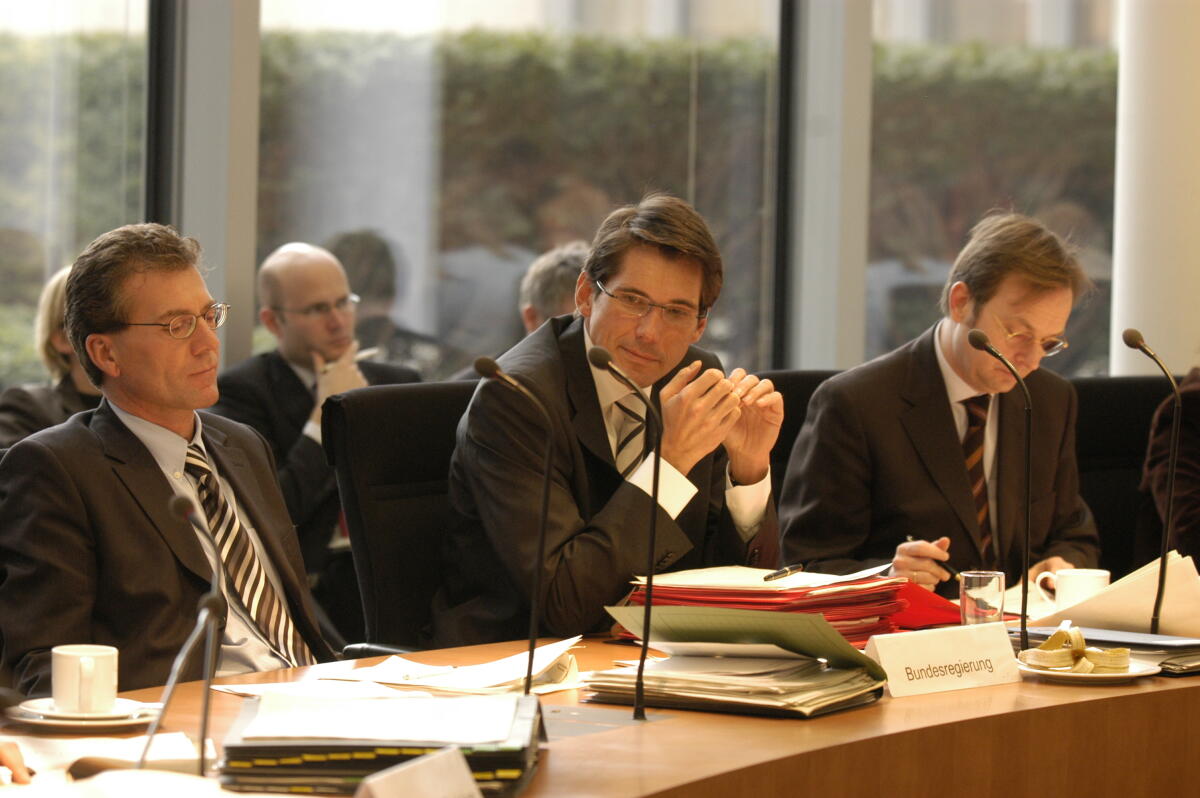 von links : Mitarbeiter des Bundesministerium für Bildung und Forschung, Andreas Storm, CDU/CSU, Parlamentarischer Staatssekretär beim BM f. Bildung und Forschung und Thomas Rachel, CDU/CSU, Parlamentarischer Staatssekretär beim BM f. Bildung und Forschung, während der 4. Ausschusssitzung.; Abgeordnete, MdB, CDU/CSU-Fraktion Storm, Andreas; Rachel, Thomas von links : Mitarbeiter des Bundesministerium für Bildung und Forschung, Andreas Storm, CDU/CSU, Parlamentarischer Staatssekretär beim BM f. Bildung und Forschung und Thomas Rachel, CDU/CSU, Parlamentarischer Staatssekretär beim BM f. Bildung und Forschung, während der 4. Ausschusssitzung.; Abgeordnete, MdB, CDU/CSU-Fraktion