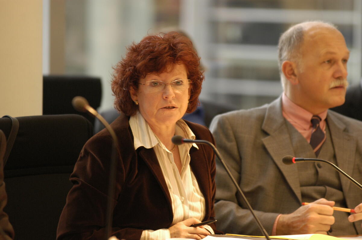 Ulla Burchardt, SPD, Ausschussvorsitzende, und Dr. Hans-Joachim Berg, Leiter des Sekretariats, während der 4. Ausschusssitzung.; Abgeordnete, MdB, Ordentliches Ausschussmitglied Burchardt, Ulla; Berg, Hans-Joachim Ulla Burchardt, SPD, Ausschussvorsitzende, und Dr. Hans-Joachim Berg, Leiter des Sekretariats, während der 4. Ausschusssitzung.; Abgeordnete, MdB, Ordentliches Ausschussmitglied