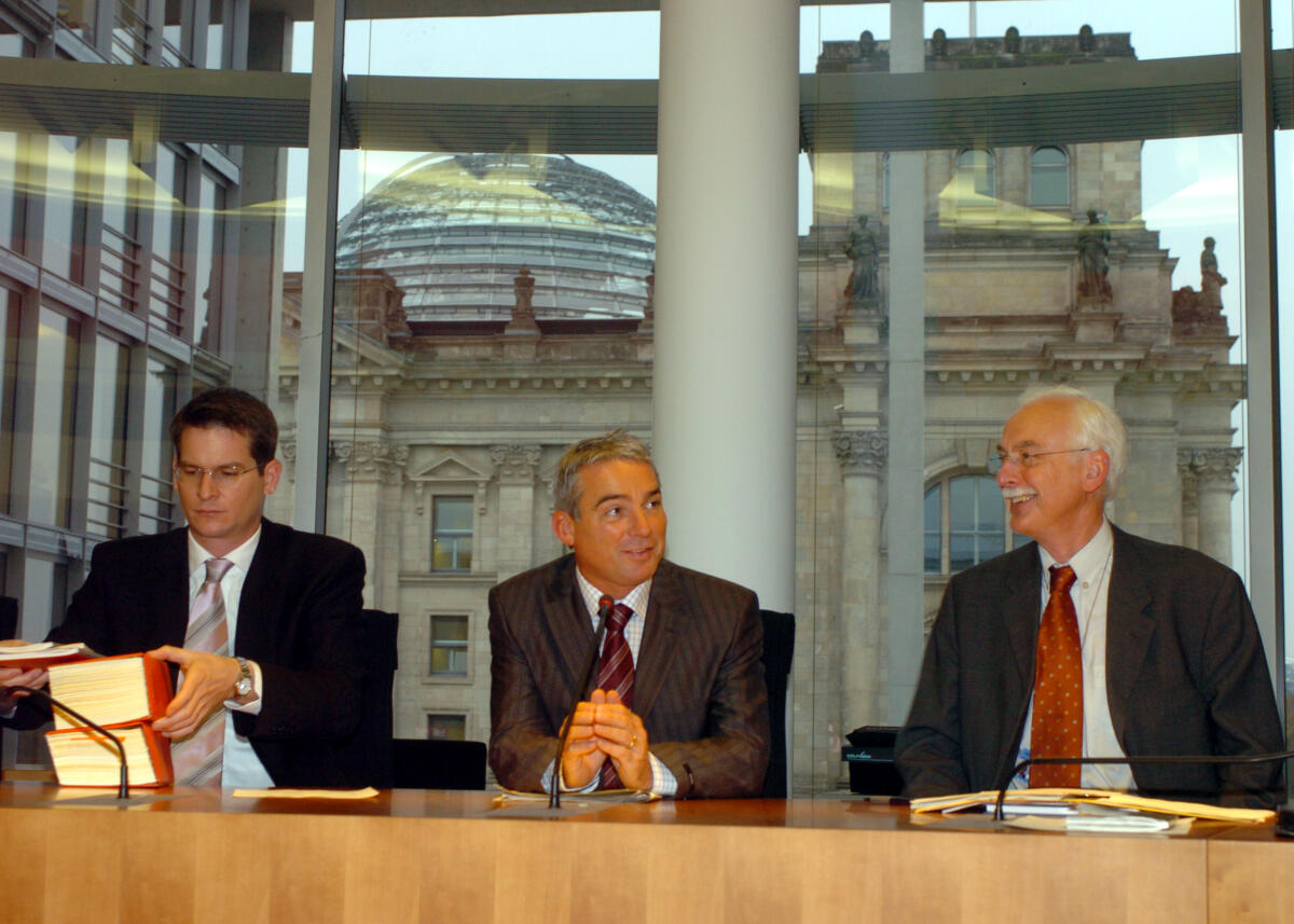 Strobl, Thomas; Winkelmann, Helmut Konstituierung des Ausschusses für Wahlprüfung, Immunität und Geschäftsordnung; Auschussvorsitzender Thomas Strobl, CDU/CSU, (mitte) und  Dr. Helmut Winkelmann, Leiter des Sekretariats des Ausschusses (rechts)