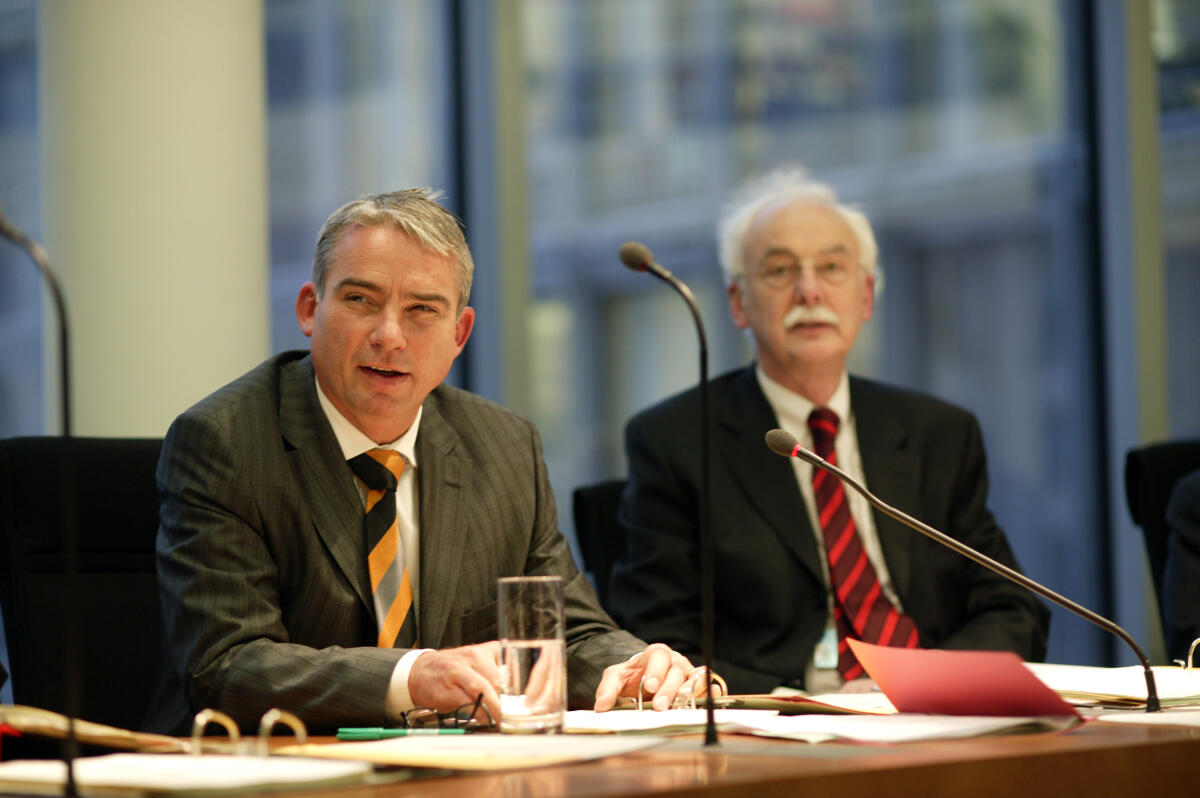 Strobl, Thomas; Winkelmann, Helmut Thomas Strobl, CDU/CSU, Ausschussvorsitzender, li. und Dr. Helmut Winkelmann, Leiter des Sekretariats, re. während der 3. Ausschusssitzung.; Abgeordneter, MdB, Ordentliches Ausschussmitglied
