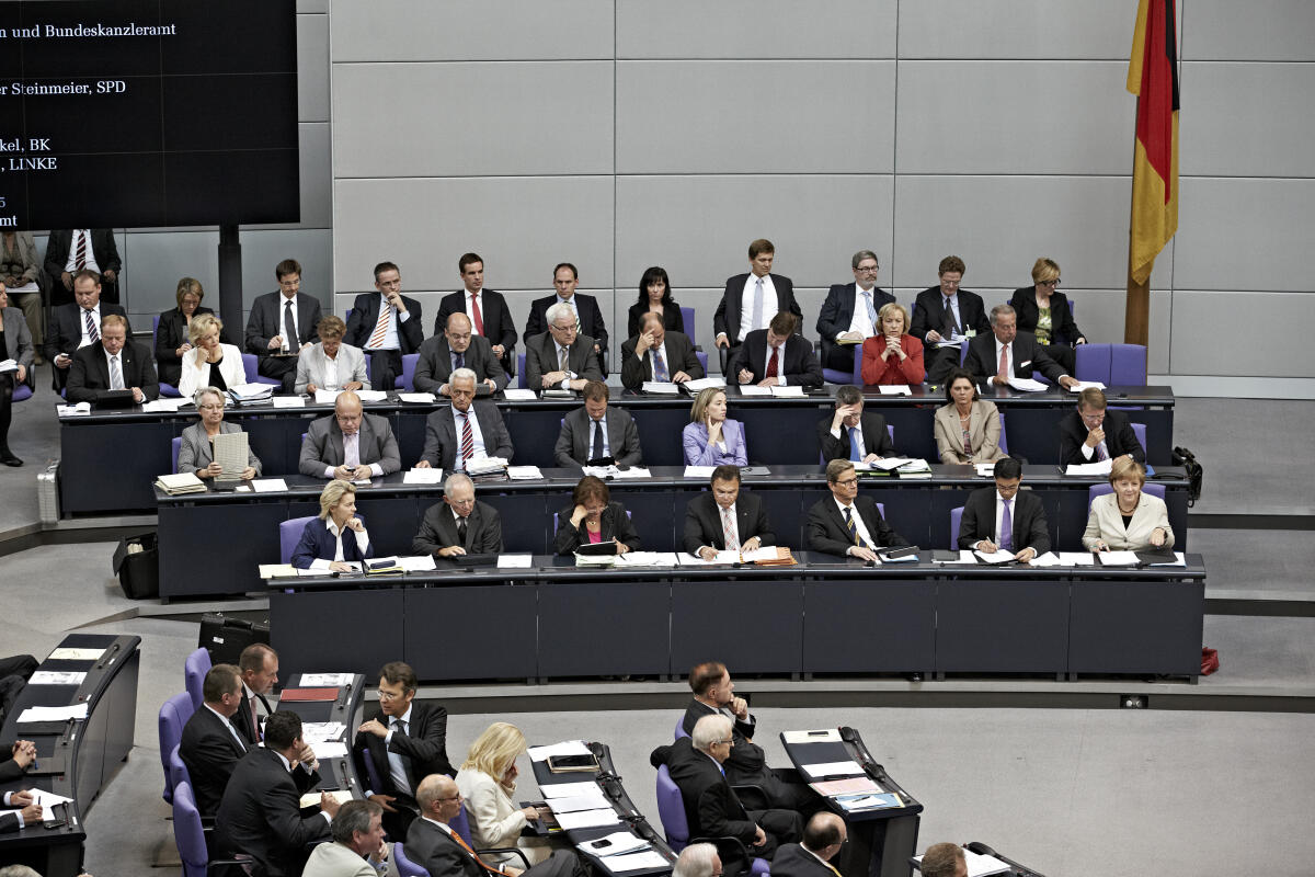 Blick auf die Regierungsbank während einer Plenarsitzung in der Haushaltswoche. Erste Reihe von links: Bundesministerin für Arbeit und Soziales Dr. Ursula von der Leyen, CDU/CSU, Bundesminister der Finanzen Dr. Wolfgang Schäuble, CDU/CSU, Bundesministerin der Justiz Sabine Leutheusser-Schnarrenberger, FDP, Bundesminister des Innern, Dr. Hans-Peter Friedrich, CDU/CSU, Bundesminister des Auswärtigen Dr. Guido Westerwelle, FDP, Bundesminister für Wirtschaft und Technologie Dr. Philipp Rösler, FDP, Bundeskanzlerin Dr. Angela Merkel, CDU/CSU.; Zweite Reihe von links: Bundesministerin für Bildung und Forschung Prof. Dr. Annette Schavan, CDU/CSU, Bundesminister für Umwelt, Naturschutz und Reaktorsicherheit Peter Altmaier, CDU/CSU, Bundesminister für Verkehr, Bau und Stadtentwicklung Dr. Peter Ramsauer, CDU/CSU, Bundesminister für Gesundheit Daniel Bahr, FDP, Bundesministerin für Familie, Senioren, Frauen und Jugend Dr. Kristina Schröder, CDU/CSU, Bundesminister der Verteidigung Dr. Thomas de Maizière, CDU/CSU, Bundesministerin für Ernährung, Landwirtschaft und Verbraucherschutz Ilse Aigner, CDU/CSU, Chef des Bundeskanzleramtes und Bundesminister für besondere Aufgaben Ronald Pofalla, CDU/CSU.; Dritte Reihe von links: Bundesminister für wirtschaftliche Zusammenarbeit und Entwicklung Dirk Niebel, FDP.; Haushaltsdebatte, Kanzlerin, Ministerin, Minister, Regierung, Regierungsmitglieder, Abgeordnete, Plenarsaal, Plenum Leyen, Ursula von der; Schäuble, Wolfgang; Leutheusser-Schnarrenberger, Sabine; Friedrich, Hans-Peter; Westerwelle, Guido; Rösler, Philipp; Merkel, Angela; Schavan, Annette; Altmaier, Peter; Ramsauer, Peter; Bahr, Daniel; Schröder, Kristina; Maizière, Thomas de; Aigner, Ilse; Pofalla, Ronald; Niebel, Dirk Blick auf die Regierungsbank während einer Plenarsitzung in der Haushaltswoche. Erste Reihe von links: Bundesministerin für Arbeit und Soziales Dr. Ursula von der Leyen, CDU/CSU, Bundesminister der Finanzen Dr. Wolfgang Schäuble, CDU/CSU, Bundesministerin der Justiz Sabine Leutheusser-Schnarrenberger, FDP, Bundesminister des Innern, Dr. Hans-Peter Friedrich, CDU/CSU, Bundesminister des Auswärtigen Dr. Guido Westerwelle, FDP, Bundesminister für Wirtschaft und Technologie Dr. Philipp Rösler, FDP, Bundeskanzlerin Dr. Angela Merkel, CDU/CSU.; Zweite Reihe von links: Bundesministerin für Bildung und Forschung Prof. Dr. Annette Schavan, CDU/CSU, Bundesminister für Umwelt, Naturschutz und Reaktorsicherheit Peter Altmaier, CDU/CSU, Bundesminister für Verkehr, Bau und Stadtentwicklung Dr. Peter Ramsauer, CDU/CSU, Bundesminister für Gesundheit Daniel Bahr, FDP, Bundesministerin für Familie, Senioren, Frauen und Jugend Dr. Kristina Schröder, CDU/CSU, Bundesminister der Verteidigung Dr. Thomas de Maizière, CDU/CSU, Bundesministerin für Ernährung, Landwirtschaft und Verbraucherschutz Ilse Aigner, CDU/CSU, Chef des Bundeskanzleramtes und Bundesminister für besondere Aufgaben Ronald Pofalla, CDU/CSU.; Dritte Reihe von links: Bundesminister für wirtschaftliche Zusammenarbeit und Entwicklung Dirk Niebel, FDP.; Haushaltsdebatte, Kanzlerin, Ministerin, Minister, Regierung, Regierungsmitglieder, Abgeordnete, Plenarsaal, Plenum