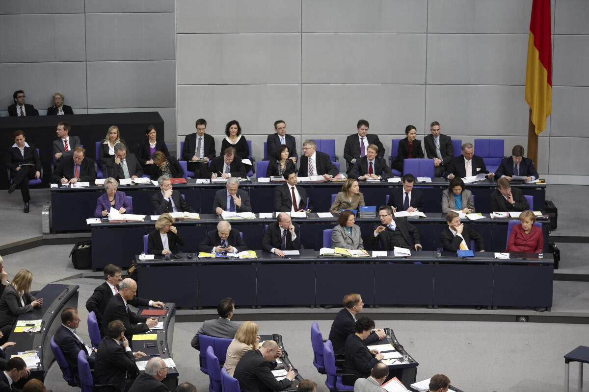 Blick auf die Regierungsbank.; Erste Reihe v.l.: Dr. Ursula von der Leyen, CDU/CSU, Bundesministerin für Arbeit und Soziales, Rainer Brüderle, FDP, Bundesminister für Wirtschaft und Technologie, Klaus-Dieter Fritsche, Staatssekretär beim Bundesfinanzministerium, Sabine Leutheusser-Schnarrenberger, FDP, Bundesministerin der Justitz, Dr. Thomas de Maizière, Bundesminister des Innern, Dr. Guido Westerwelle, FDP, Bundesminister des Auswärtigen, Dr. Angela Merkel, CDU/CSU, Bundeskanzlerin,; zweite Reihe v.l.: Prof. Dr. Annette Schavan, CDU/CSU, Bundesministerin für Bildung und Forschung, Dr. Norbert Röttgen, CDU/CSU, Bundesminister für Umwelt, Naturschutz und Reaktorsicherheit, Dr. Peter Ramsauer, CDU/CSU, Bundesminister für Verkehr, Bau- und Stadtentwicklung, Dr. Philipp Rösler, FDP, Bundesminister für Gesundheit, Dr. Kristina Schröder, CDU/CSU, Bundesministerin für Familie, Senioren, Frauen und Jugend, Dr. Karl-Theodor Freiherr zu Guttenberg, CDU/CSU, Bundesminister für Verteidigung, Ilse Aigner, CDU/CSU, Bundesministerin für Ernährung, Landwirtschaft und Verbraucherschutz, Ronald Pofalla, CDU/CSU, Chef des Bundeskanzleramts und Bundesminister für besondere Aufgaben; dritte Reihe: Dirk Niebel, FDP, Bundesminister für wirtschaftliche Zusammenarbeit und Entwicklung (links).; Übersicht Brüderle, Rainer; Reiche, Katherina; Niebel, Dirk; Pofalla, Ronald; Aigner, Ilse; Merkel, Angela; Böhmer, Maria; Rösler, Philipp; Schröder, Kristina; Leutheusser-Schnarrenberger, Sabine; Ramsauer, Peter; Hintze, Peter; Westerwelle, Guido; Schavan, Annette; Röttgen, Norbert; Klaeden, Eckart von; Maizière, Thomas de; Guttenberg, Karl-Theodor Freiherr zu; Neumann, Bernd Blick auf die Regierungsbank.; Erste Reihe v.l.: Dr. Ursula von der Leyen, CDU/CSU, Bundesministerin für Arbeit und Soziales, Rainer Brüderle, FDP, Bundesminister für Wirtschaft und Technologie, Klaus-Dieter Fritsche, Staatssekretär beim Bundesfinanzministerium, Sabine Leutheusser-Schnarrenberger, FDP, Bundesministerin der Justitz, Dr. Thomas de Maizière, Bundesminister des Innern, Dr. Guido Westerwelle, FDP, Bundesminister des Auswärtigen, Dr. Angela Merkel, CDU/CSU, Bundeskanzlerin,; zweite Reihe v.l.: Prof. Dr. Annette Schavan, CDU/CSU, Bundesministerin für Bildung und Forschung, Dr. Norbert Röttgen, CDU/CSU, Bundesminister für Umwelt, Naturschutz und Reaktorsicherheit, Dr. Peter Ramsauer, CDU/CSU, Bundesminister für Verkehr, Bau- und Stadtentwicklung, Dr. Philipp Rösler, FDP, Bundesminister für Gesundheit, Dr. Kristina Schröder, CDU/CSU, Bundesministerin für Familie, Senioren, Frauen und Jugend, Dr. Karl-Theodor Freiherr zu Guttenberg, CDU/CSU, Bundesminister für Verteidigung, Ilse Aigner, CDU/CSU, Bundesministerin für Ernährung, Landwirtschaft und Verbraucherschutz, Ronald Pofalla, CDU/CSU, Chef des Bundeskanzleramts und Bundesminister für besondere Aufgaben; dritte Reihe: Dirk Niebel, FDP, Bundesminister für wirtschaftliche Zusammenarbeit und Entwicklung (links).; Übersicht